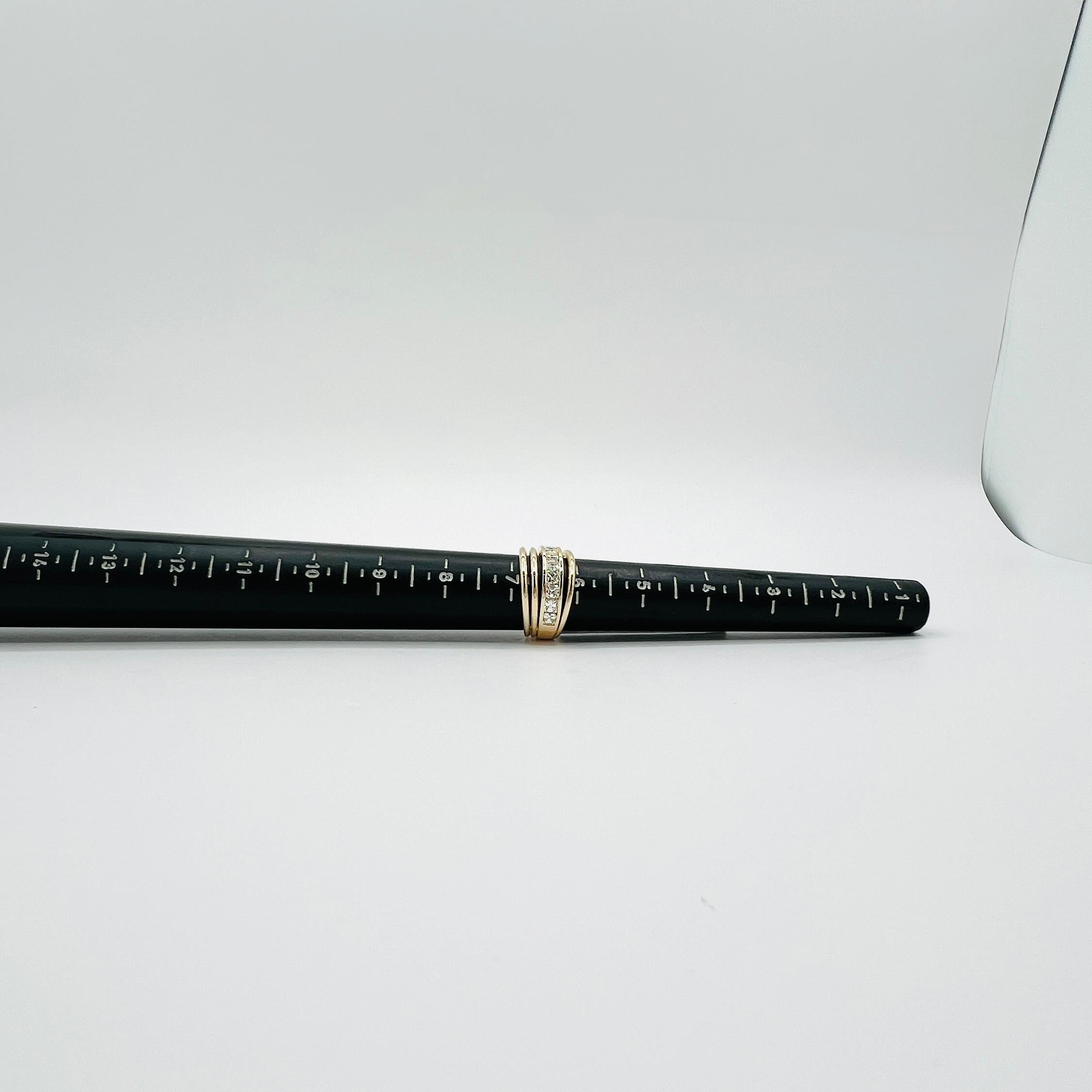 Anello a fascia larga con diamante Asscher bianco in oro giallo 14K in vendita 3