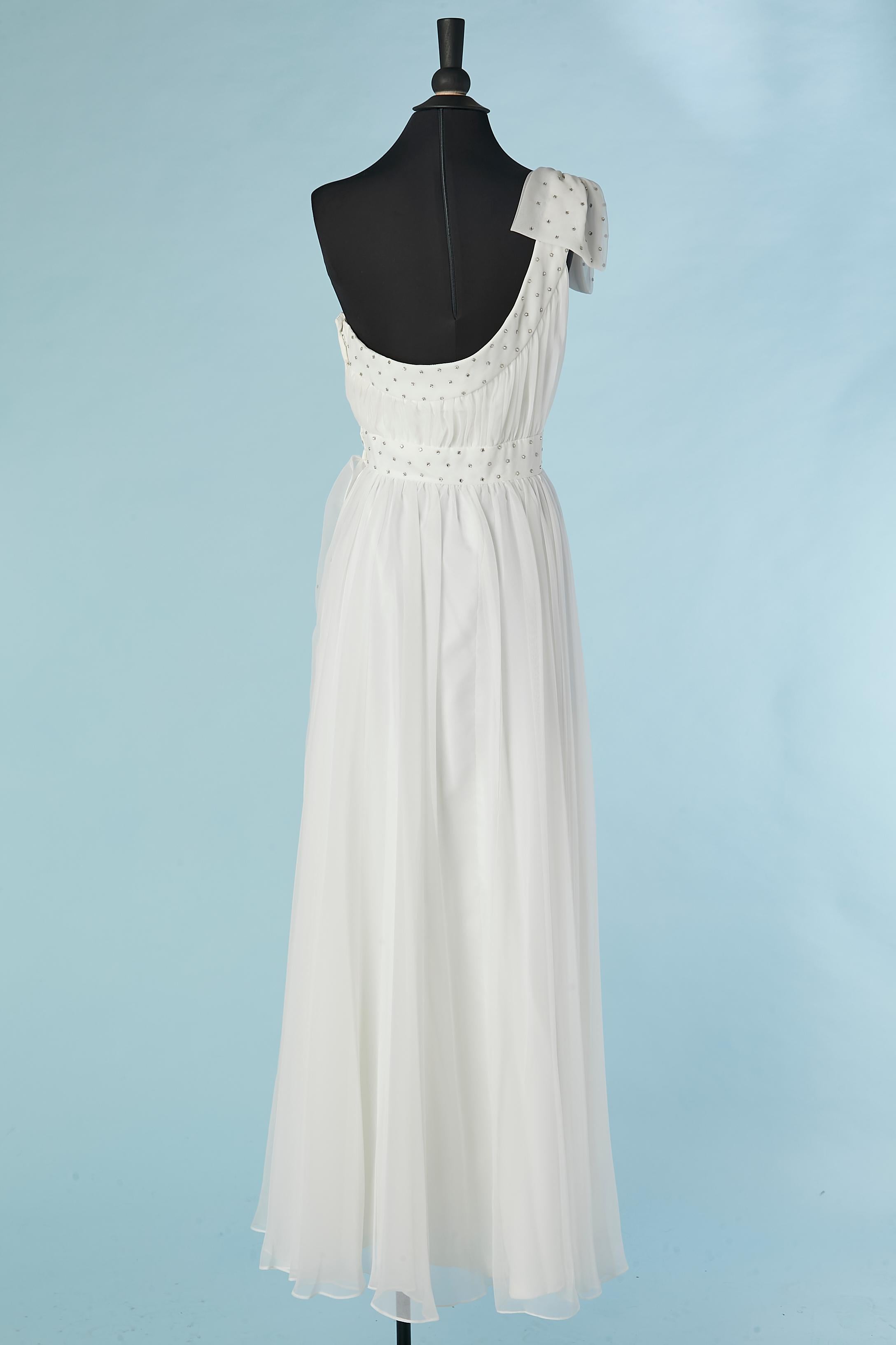 Vestido de noche asimétrico blanco con adorno de strass Mike Benet Formal en venta 1