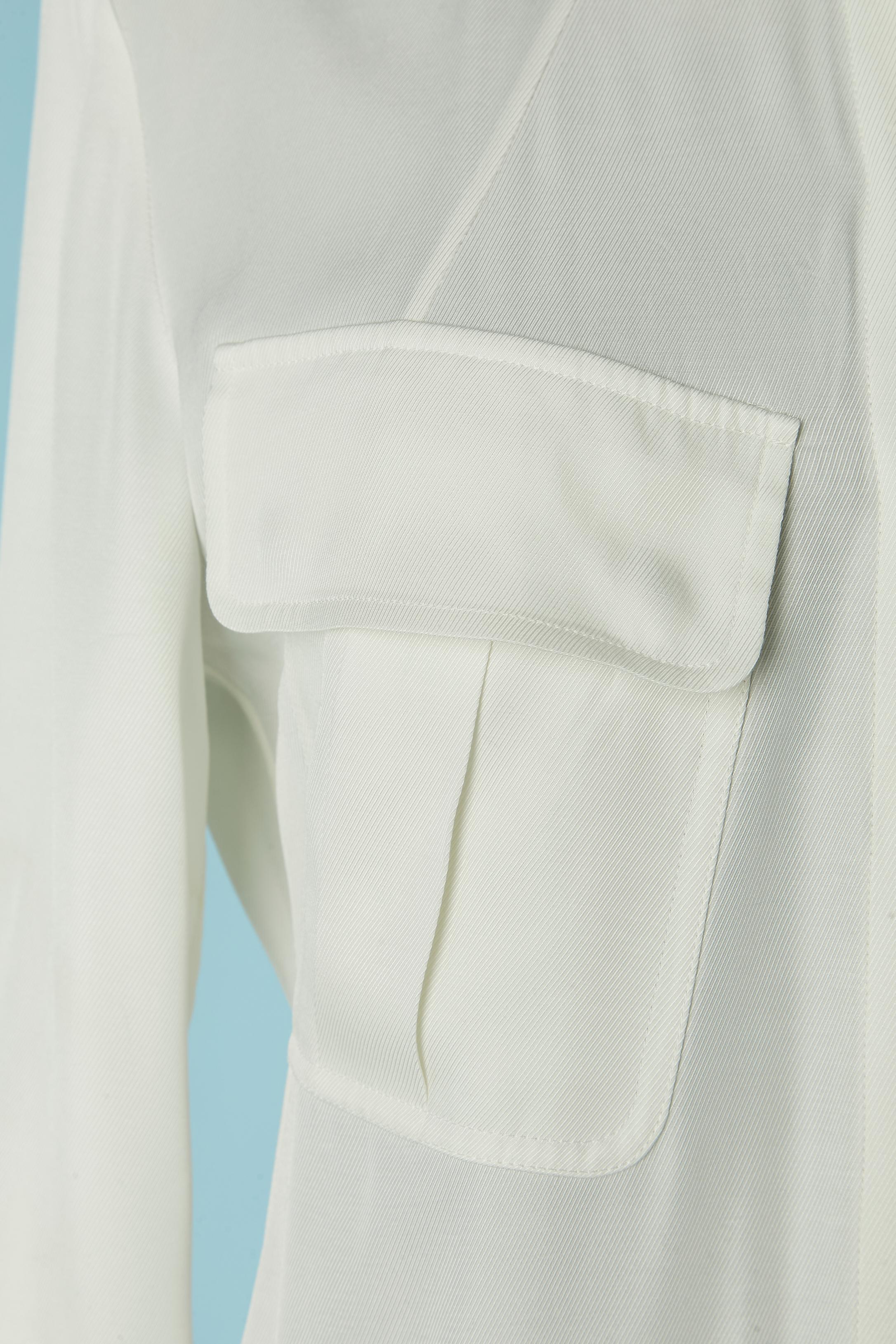 Weißes asymmetrisches Hemdkleid aus Viskose mit Falten. Verdeckter Druckknopf und Knopflochverschluss in der vorderen Mitte. Knopf- und Knopflochverschluss an den Manschetten und an der Oberseite der Schultern.
Kürzere Gesamtlänge= 110cm
Längere