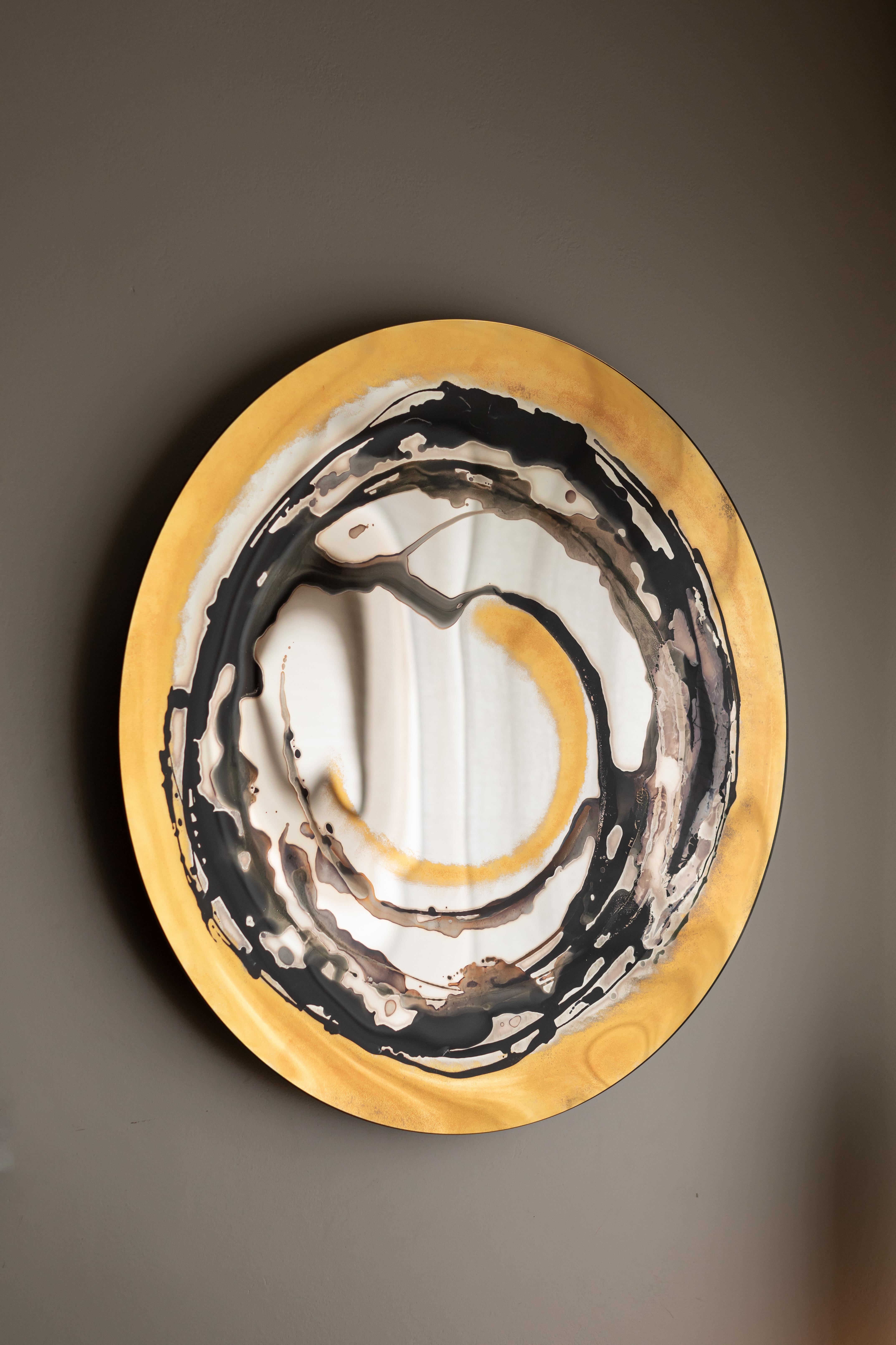 Specchio da parete Whiting Aura di OOM Contemporary Glass
Dimensioni: Ø 94,5 cm.
Materiali: oro 24k e smalti ceramici su vetro ultra bianco, tecniche miste.

Scopri la Dome Collection, dove l'arte del vetro incontra un design innovativo. Questa