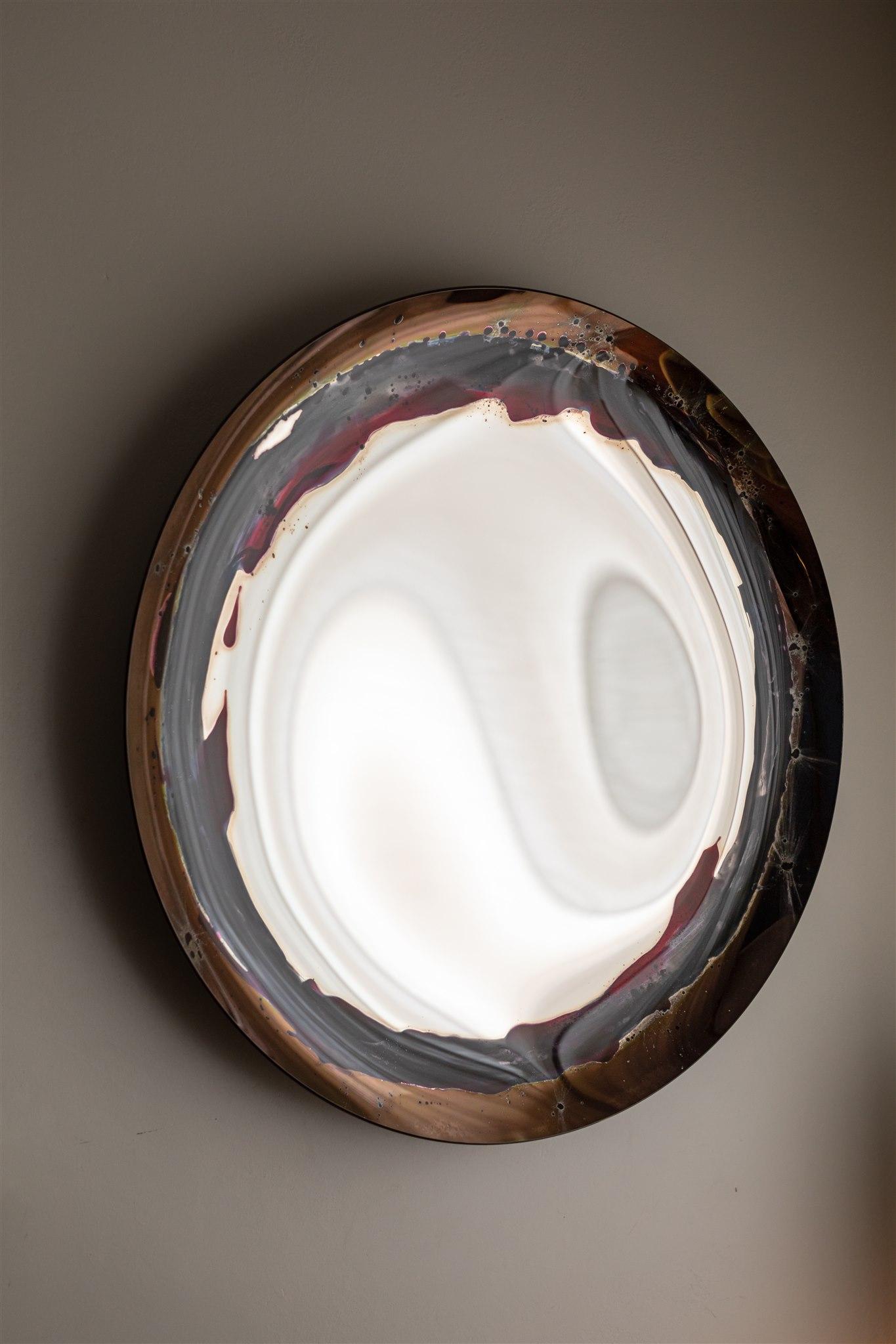 Specchio da parete Whiting Aura di OOM Contemporary Glass
Dimensioni: Ø 95 cm.
Materiali: Lustro di rame e smalti ceramici su vetro ultrabianco, tecniche miste.

Scopri la Dome Collection, dove l'arte del vetro incontra un design innovativo. Questa
