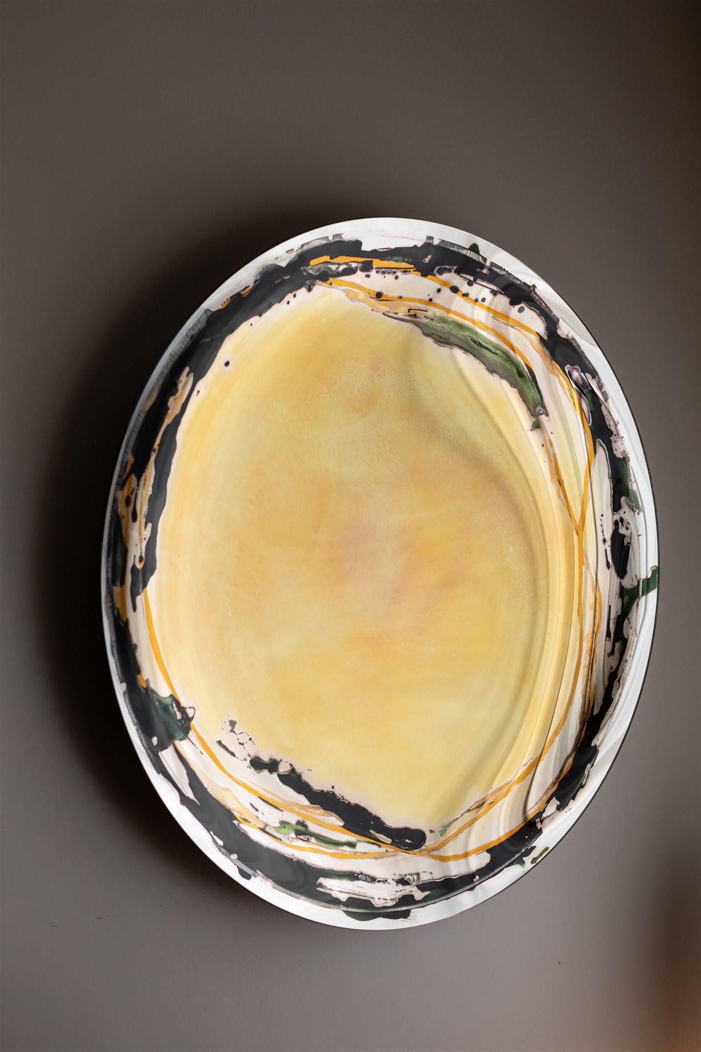 Specchio da parete Whiting Aura di OOM Contemporary Glass
Dimensioni: Ø 95 cm.
Materiali: oro 24k e smalti ceramici su vetro ultra bianco, tecniche miste.

Scopri la Dome Collection, dove l'arte del vetro incontra un design innovativo. Questa serie