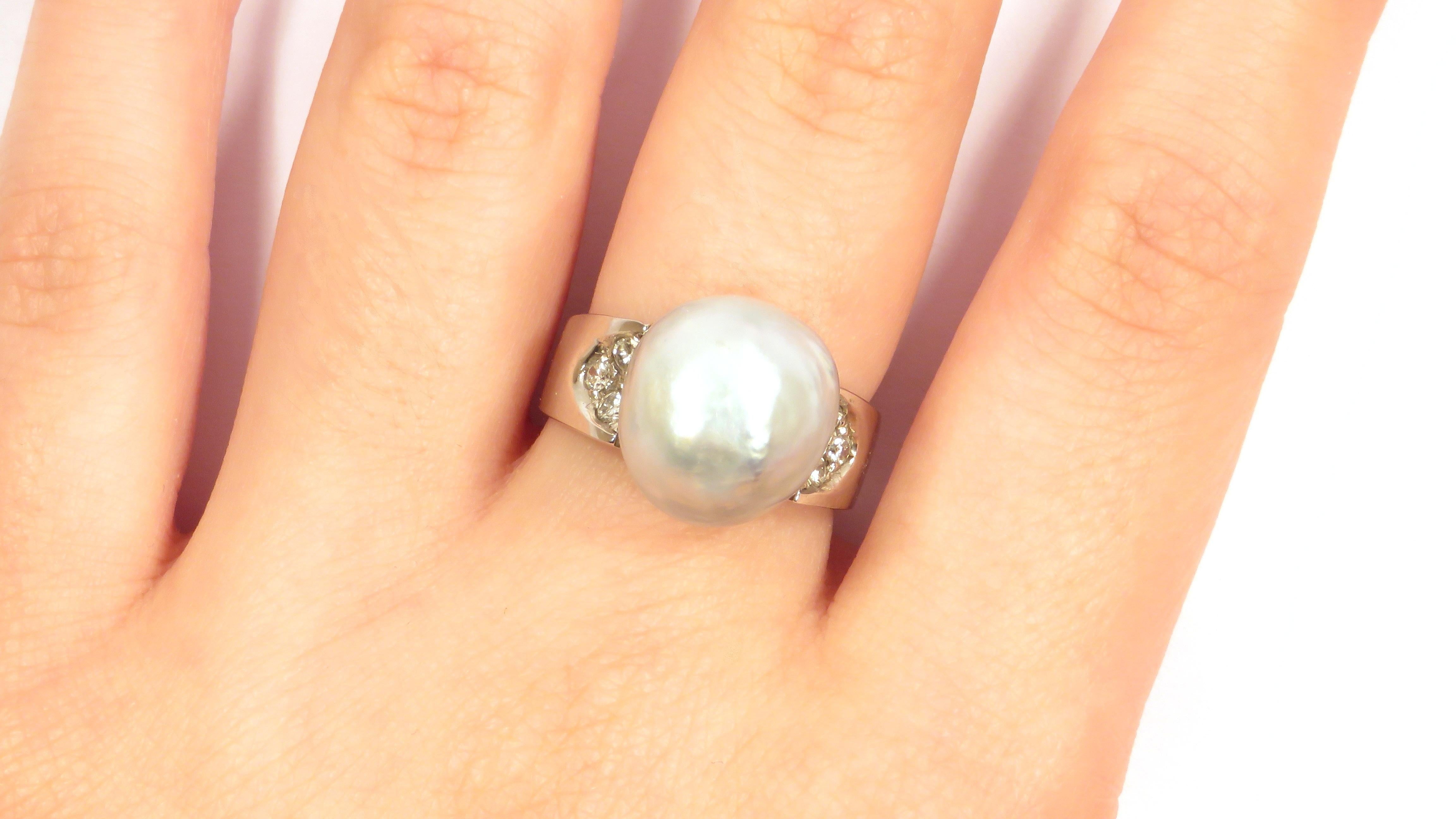 Contemporary ring in 18k white gold with white natural Australian pearl 14 x 11 mm / 0.551 x 0.433 inches and six white diamonds 0.20 ctw.
Us finger size 6, Italian size 12, French size 52, it can be resized.
It  is stamped with the Italian Gold