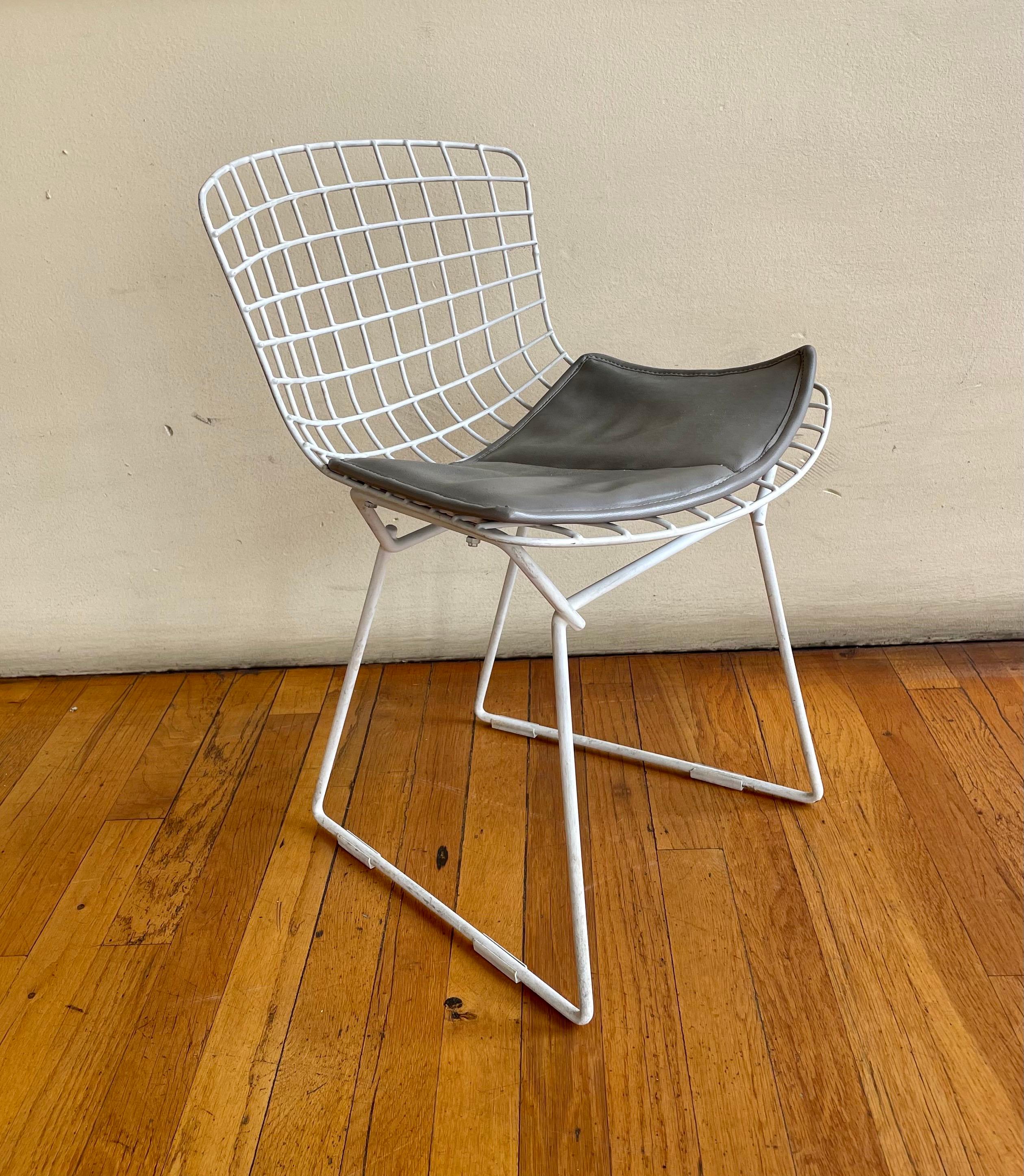 White Baby Bertoia Chair with Pad In Good Condition In San Diego, CA