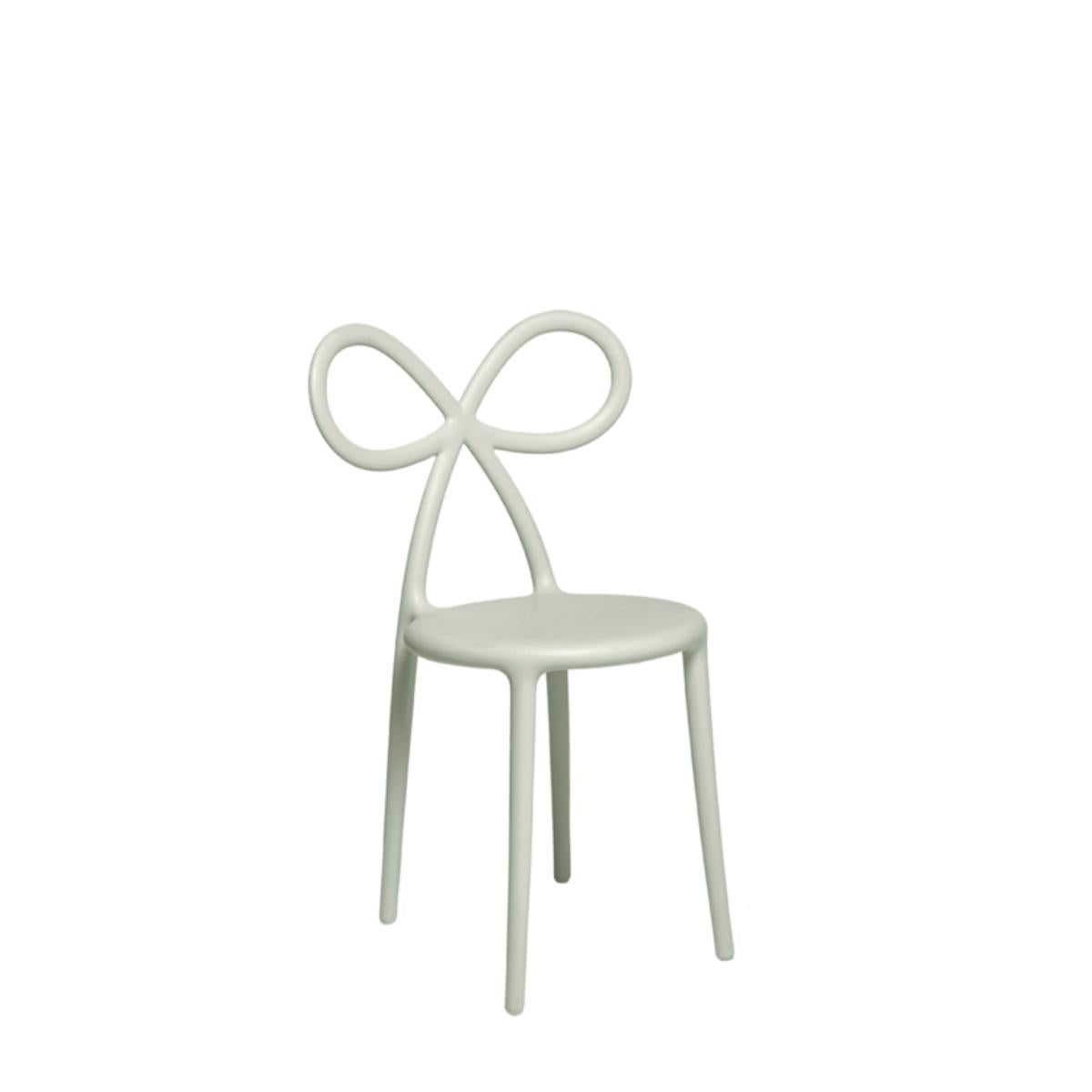 La chaise féminine par excellence est désormais proposée en version mini, adaptée aux enfants. Les formes délicates et essentielles rappellent la Ribbon Chair dans sa taille originale : c'est ainsi qu'est née une chaise de petite taille à l'identité
