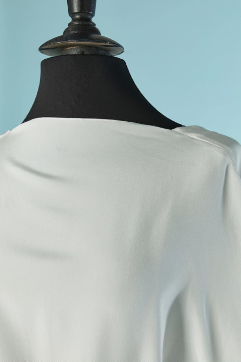Weißes rückenfreies Abendkleid mit Flechtgürtel . Kein Etikett für die Stoffzusammensetzung, aber wahrscheinlich Viskose. Unsichtbarer Reißverschluss auf der linken Seite. Gürtellänge = 3m 
GRÖSSE 36/38 (Fr) 6/8 (US) 
