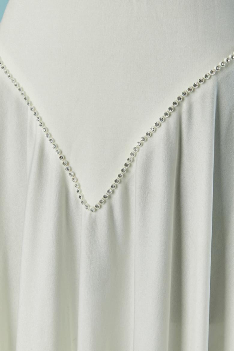 Weißes rückenfreies Abend-Slipkleid mit Strassverzierung. 
GRÖSSE S 