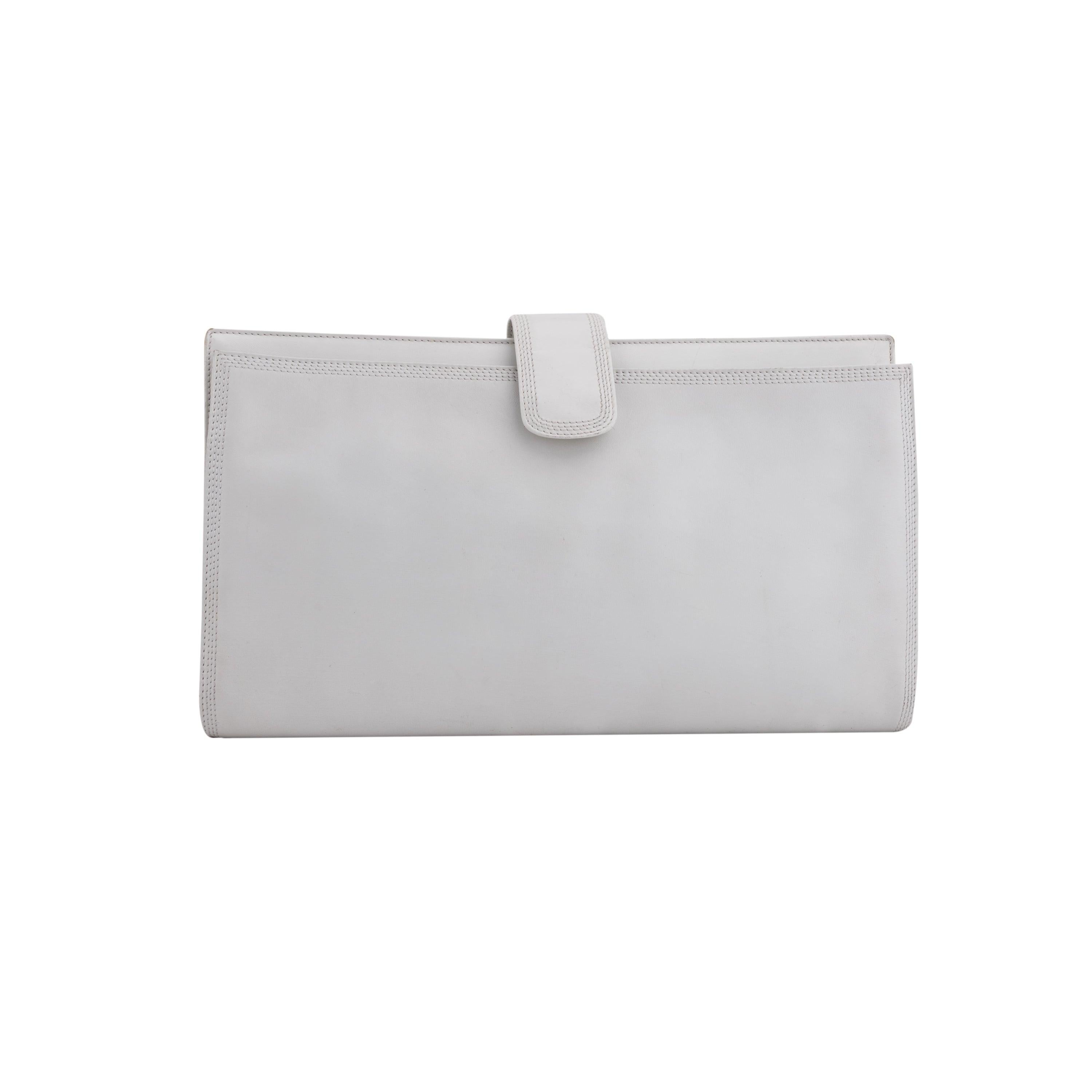 Loewe white leather bag. Clutch style, with two internal pockets and snap button closure. Height:21; Width:34; Depth:2;