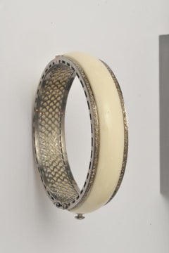 Weißer Bakelit-Armreif mit Diamanten eingefasst