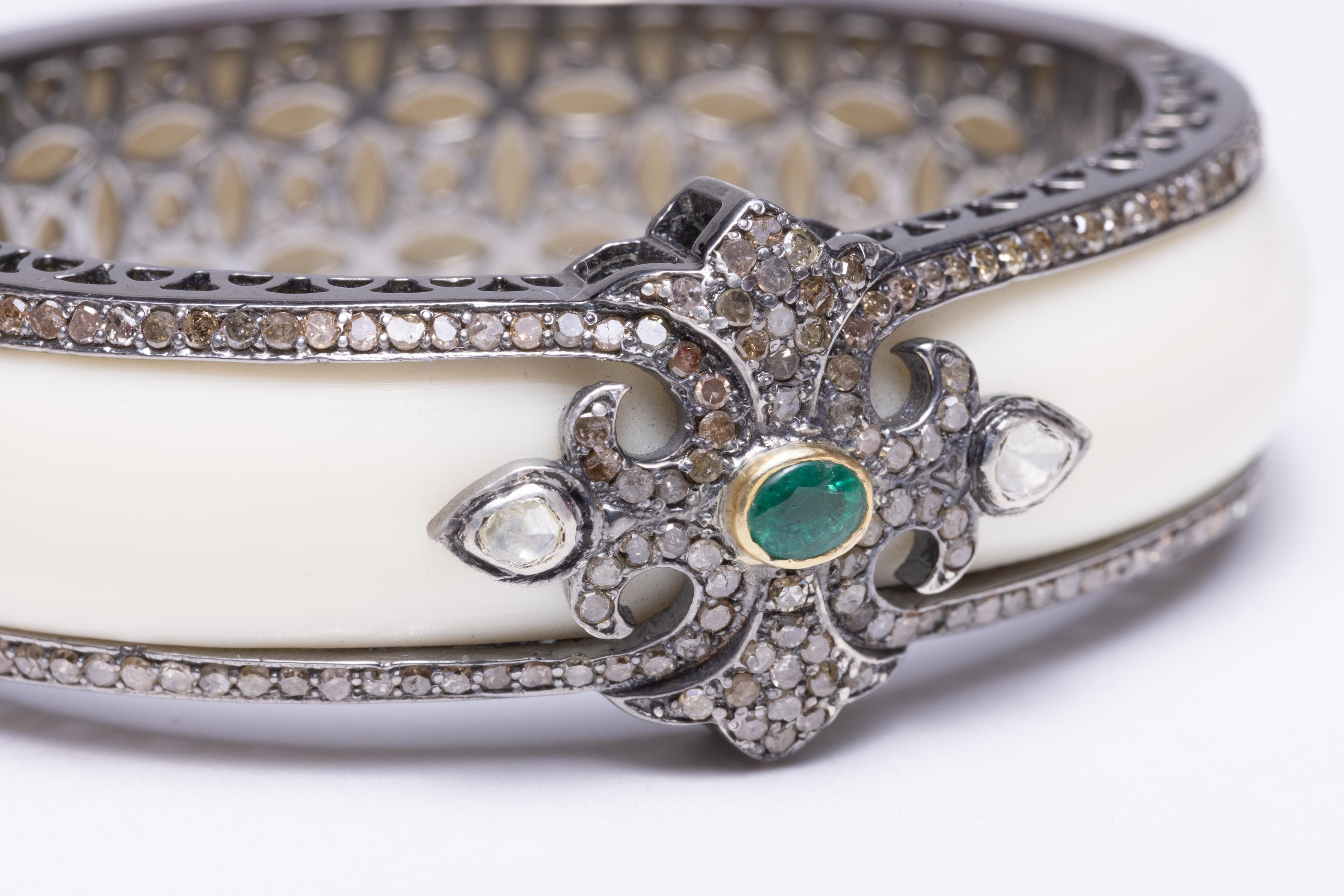 Taille ovale Bracelet manchette en baklite blanche, diamants et meraudes en vente