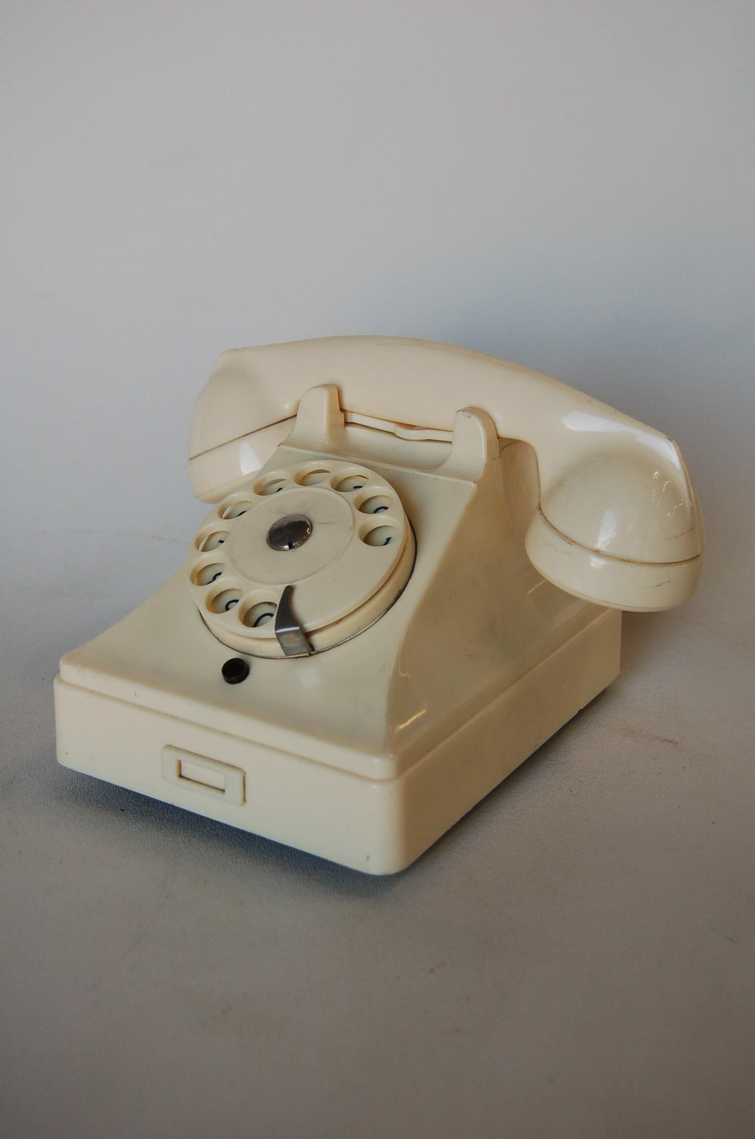 Vieux téléphone de table rotatif suédois blanc en bakélite par Ericsson, vers 1950. 

Mesure 6