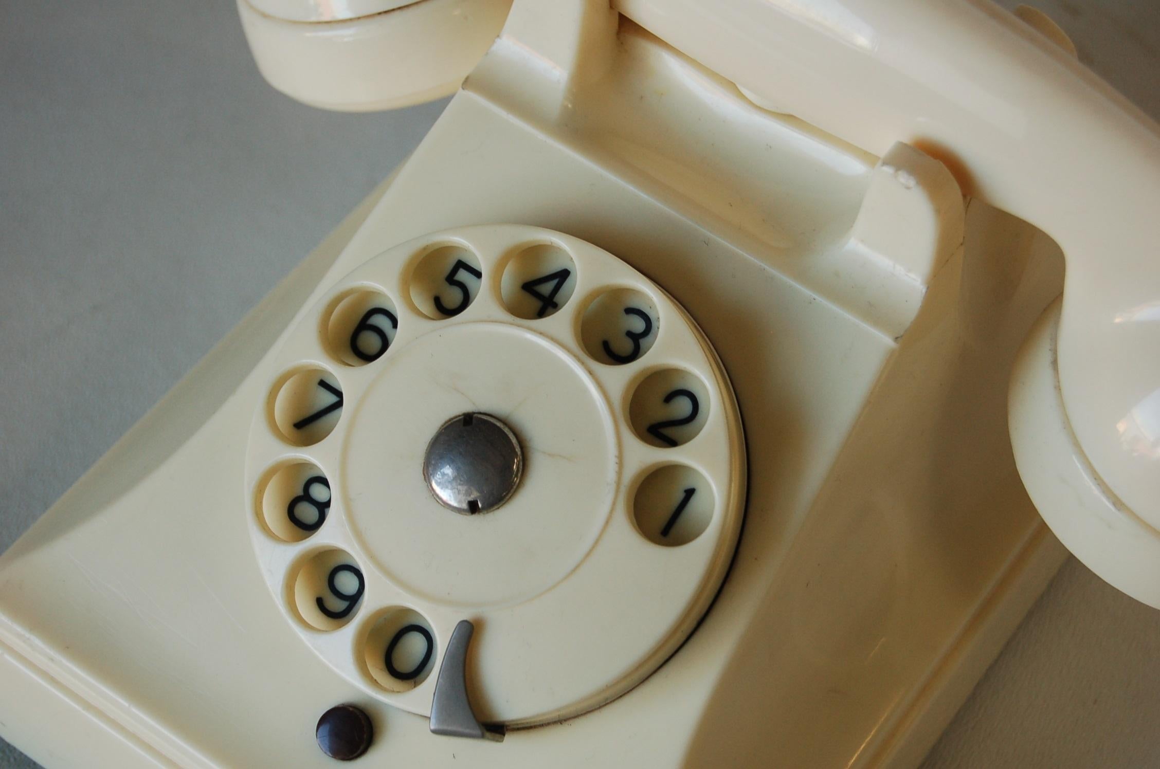 White Bakelite PTT Telephone by Ericsson In Excellent Condition For Sale In Van Nuys, CA