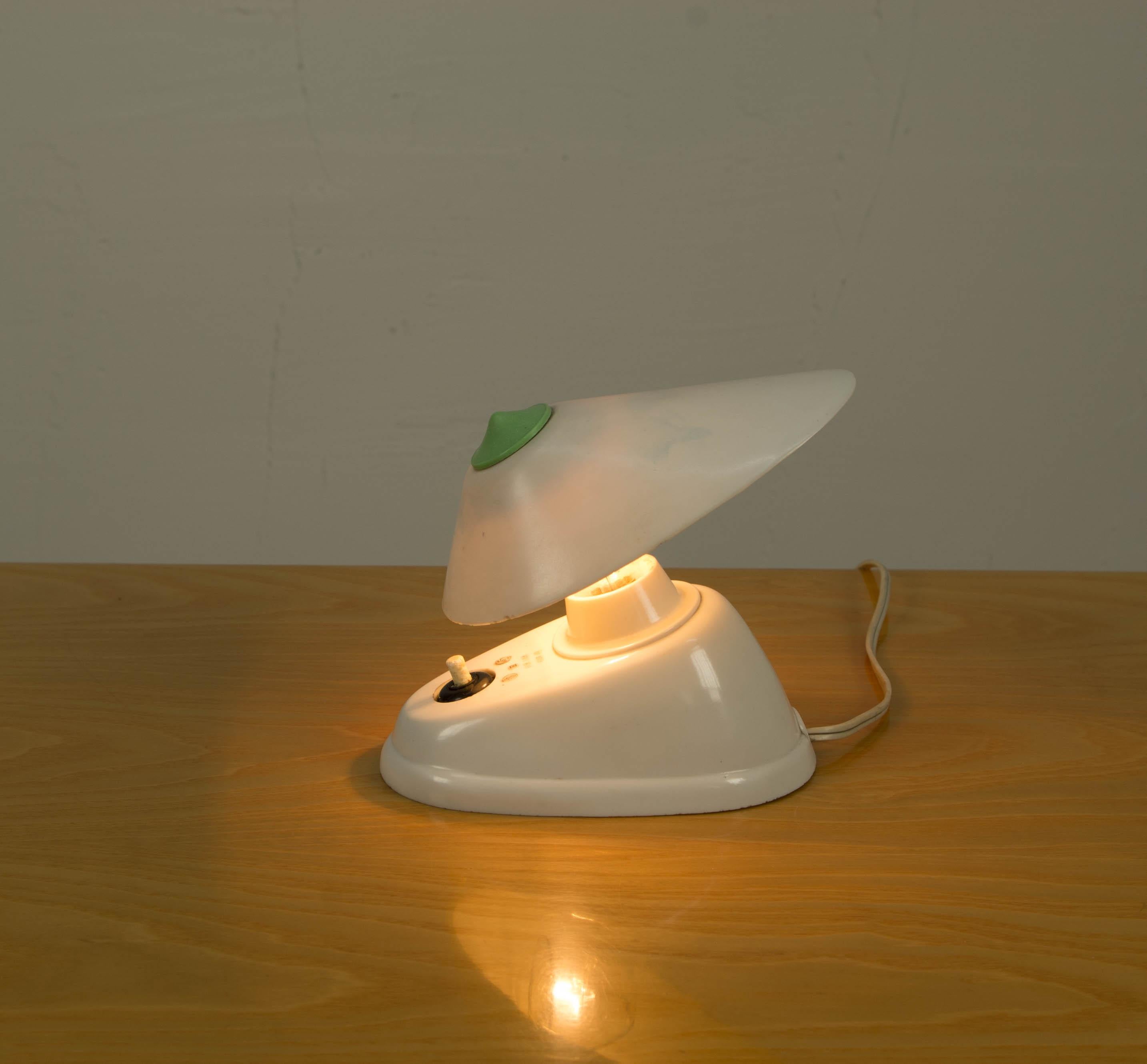 Mid-Century Modern Lampe de table ou applique en bakélite blanche:: années 1960 en vente