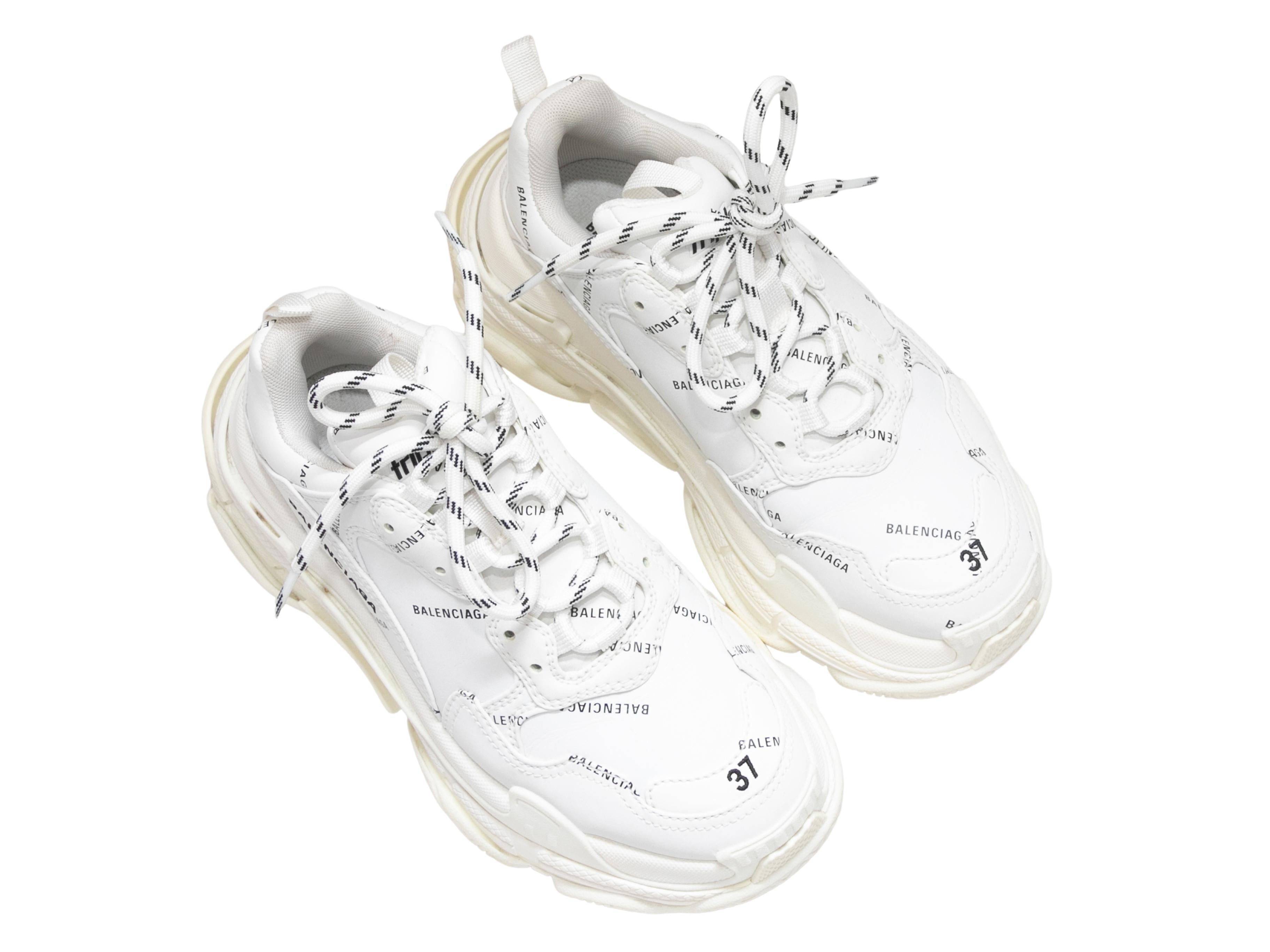 Zapatillas con plataforma Triple S en piel blanca de Balenciaga. Suelas de gomaespuma. Cierres de cordones en la parte superior. Altura de la plataforma de 1,5