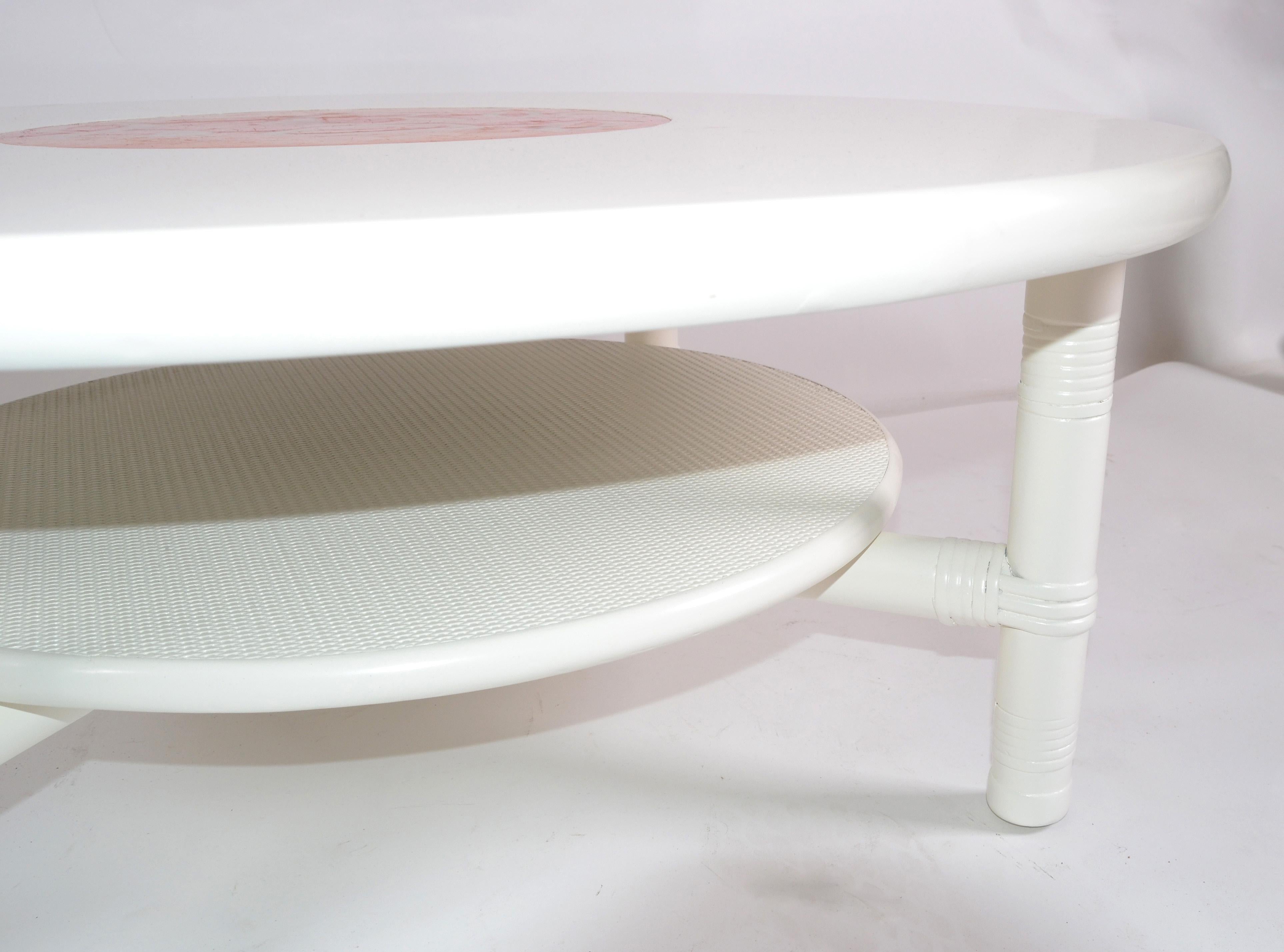 White Bamboo Rattan & Enamel 2-Tier Round Coffee Table Mid-Century Modern 1970s In Good Condition For Sale In Miami, FL