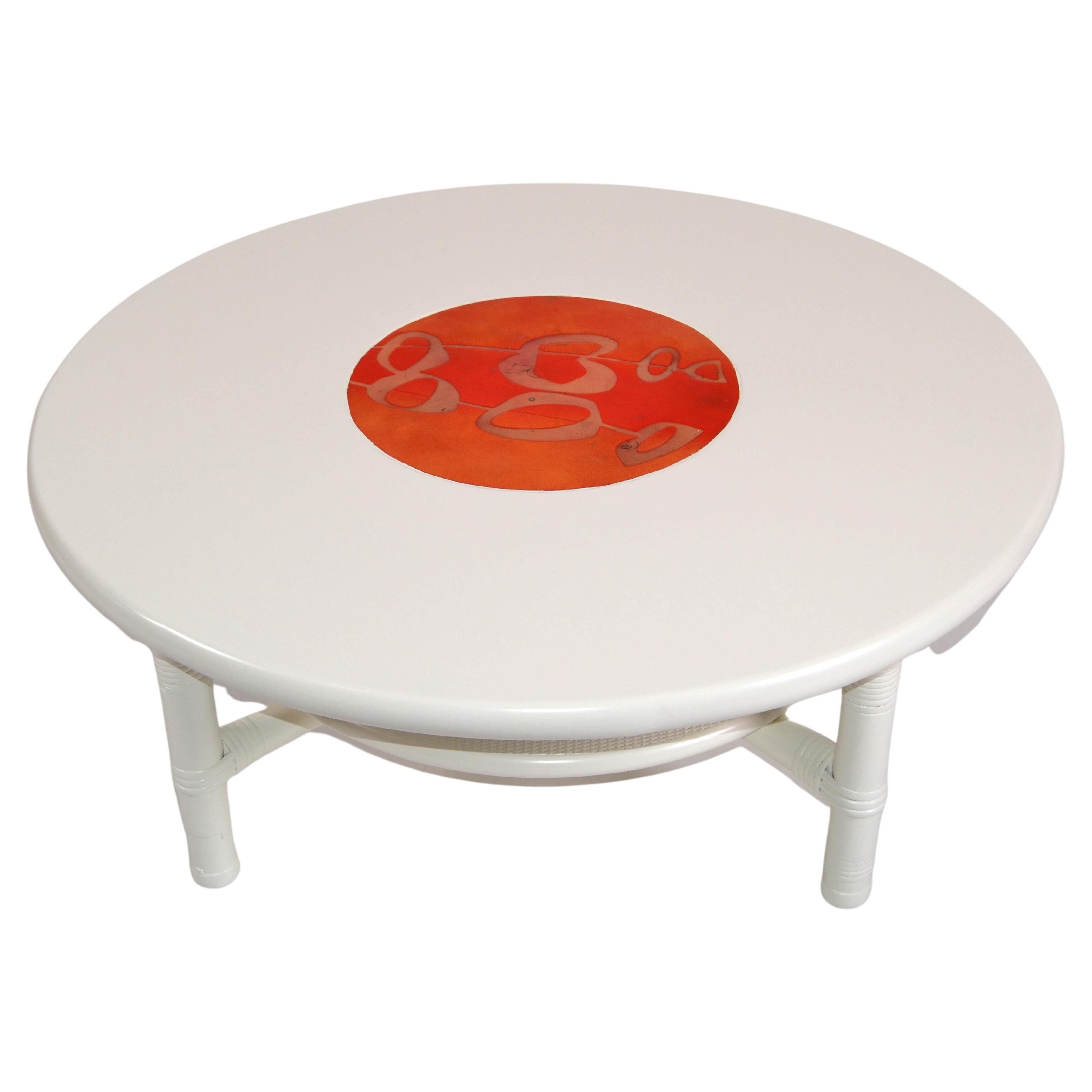 Mesa de centro redonda de 2 niveles de ratán de bambú blanco y esmalte Moderna de mediados de siglo Años 70 en venta