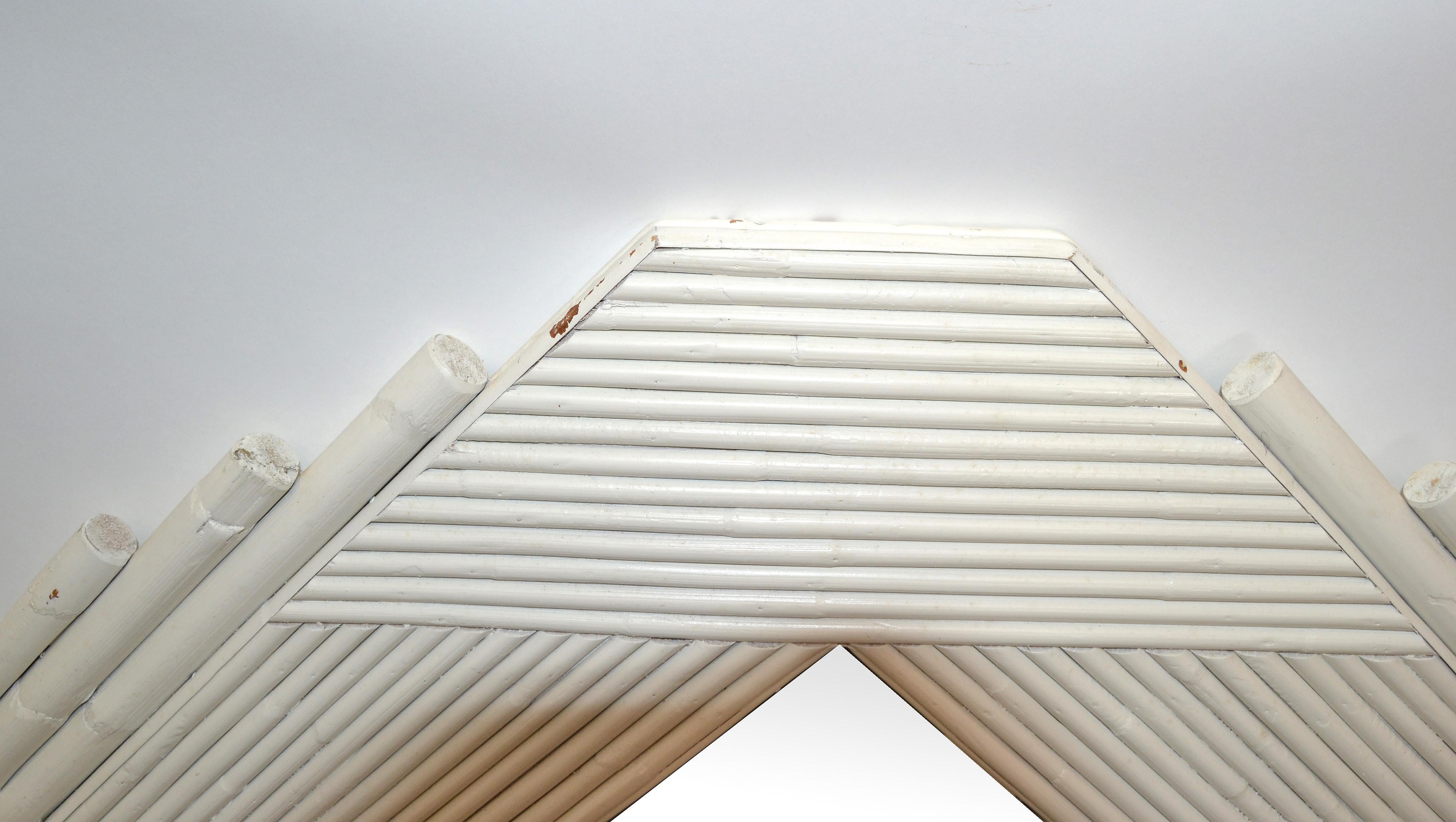 Specchio da parete geometrico in legno e bambù bianco Coastal Bohemian Mid-Century Modern in vendita 2