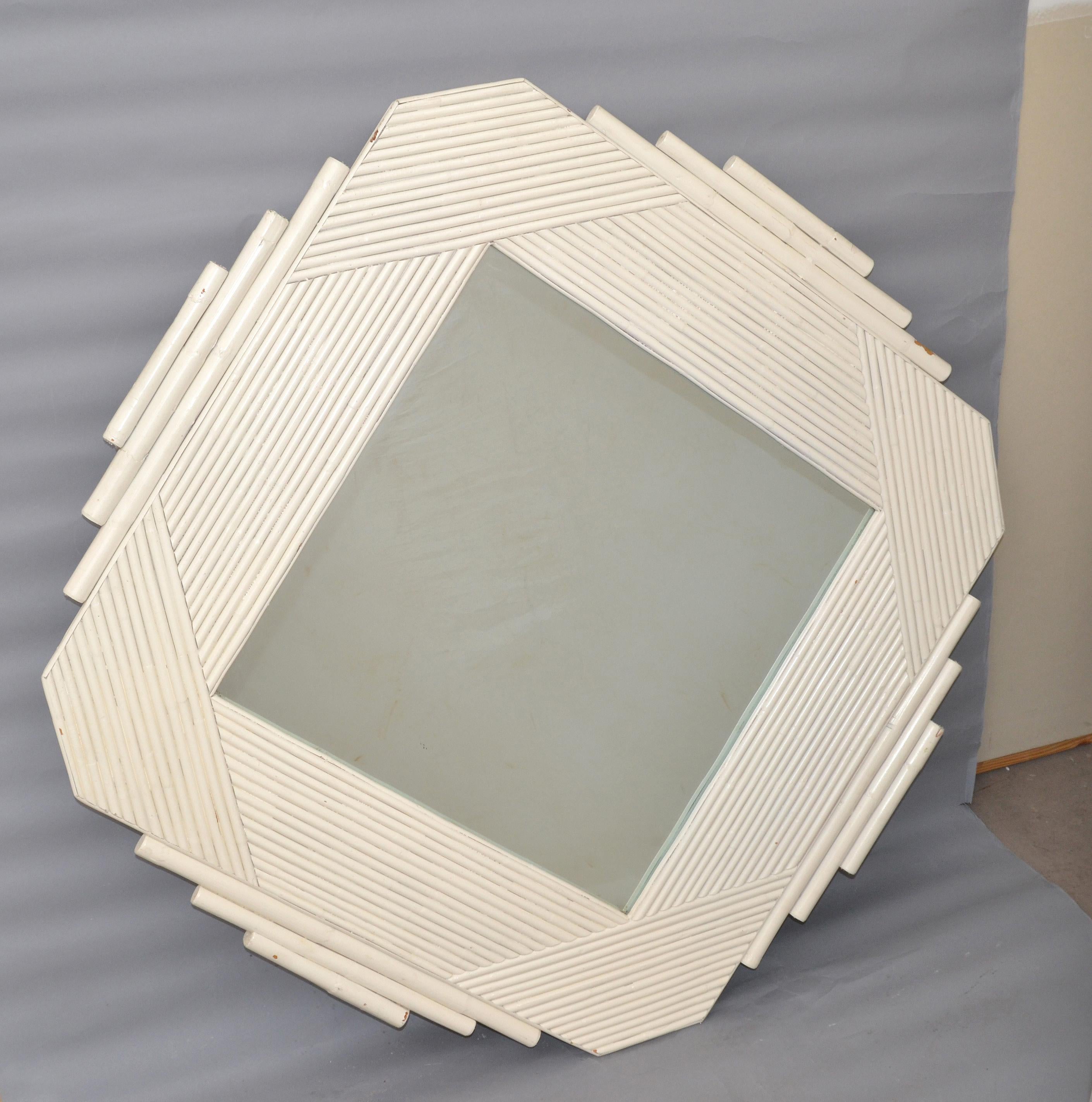 XX secolo Specchio da parete geometrico in legno e bambù bianco Coastal Bohemian Mid-Century Modern in vendita