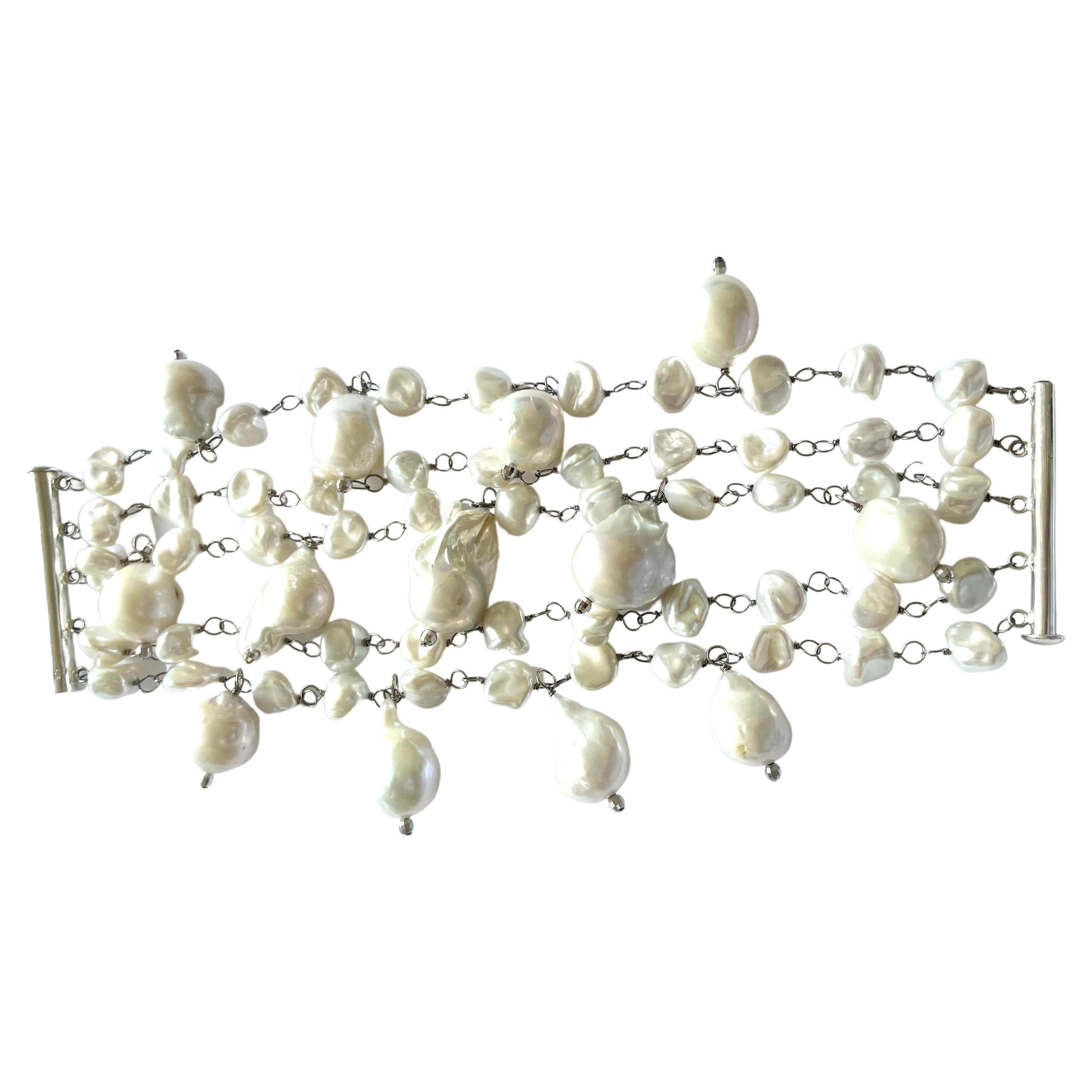 Weißes mehrstrangiges Perlenarmband im Barockstil mit Perlen (Kunsthandwerker*in) im Angebot