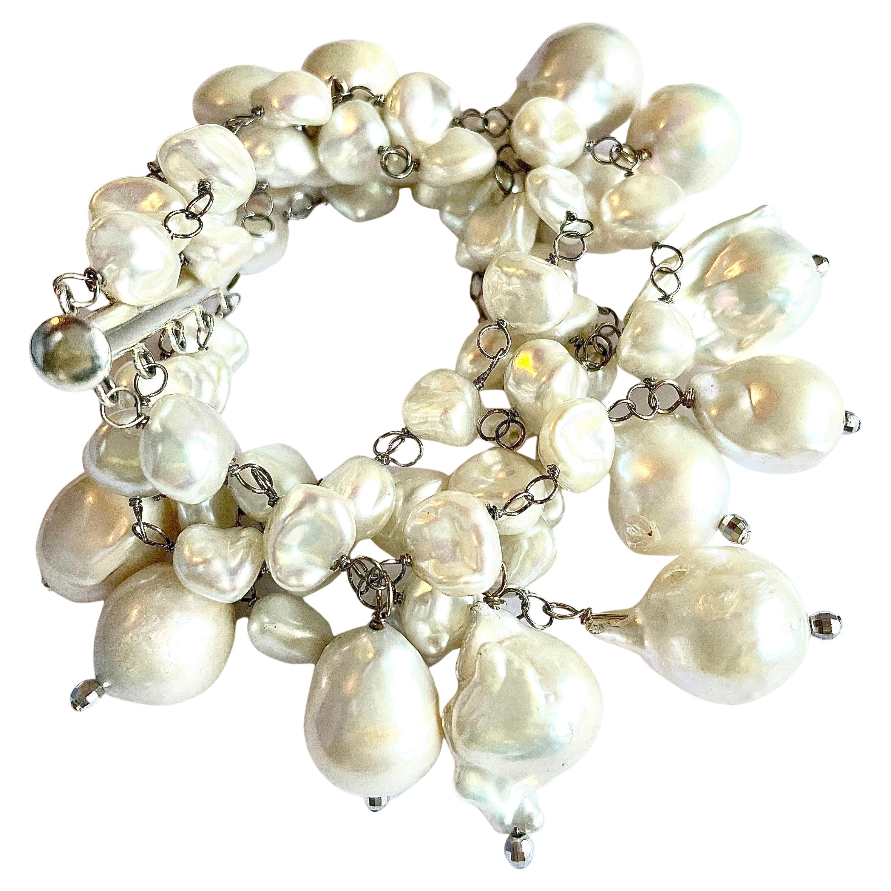 Bracelet de perles baroques blanches à plusieurs rangs et pendants