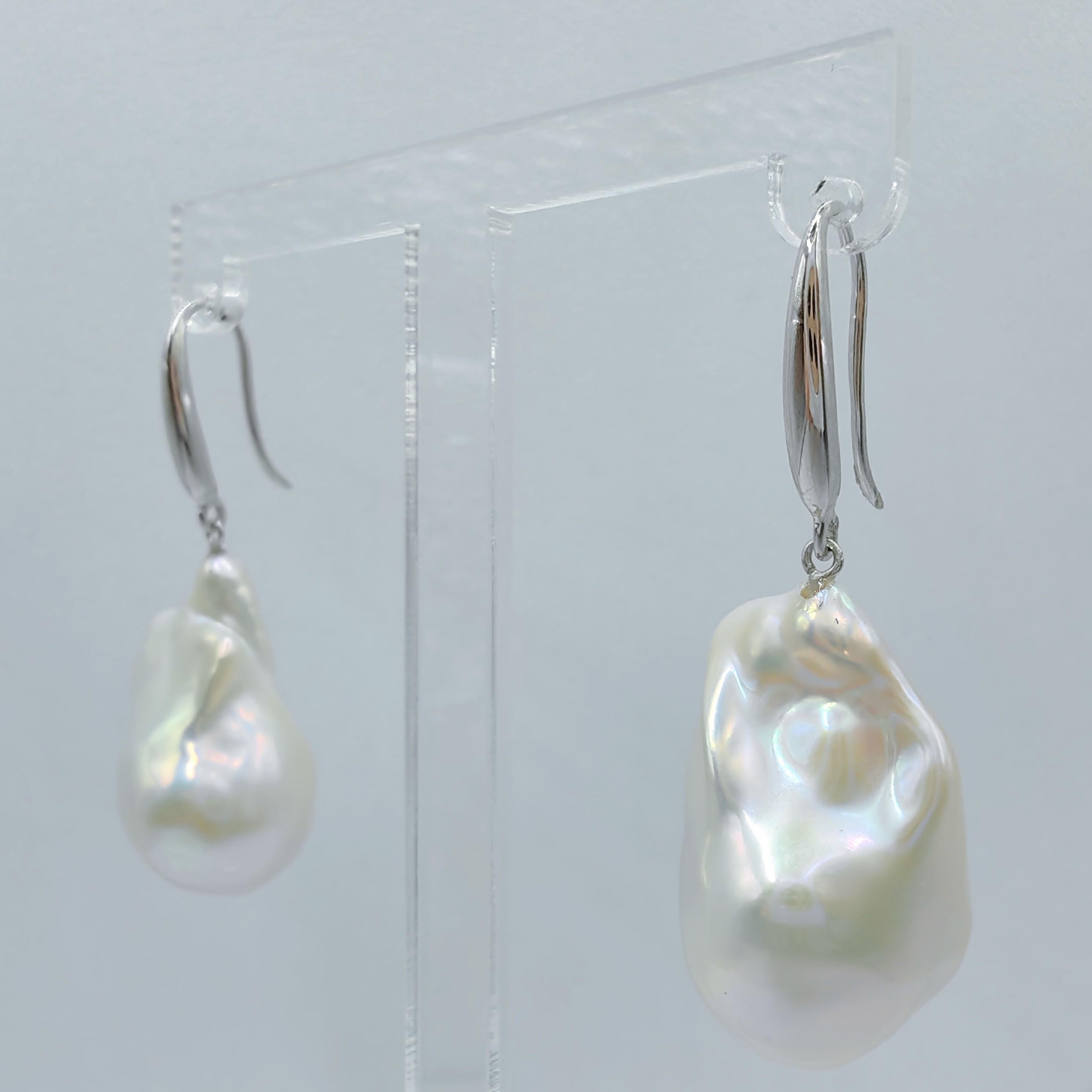 Pendientes de gota de perla barroca blanca con ganchos franceses gruesos de oro blanco de 18 quilates Contemporáneo en venta