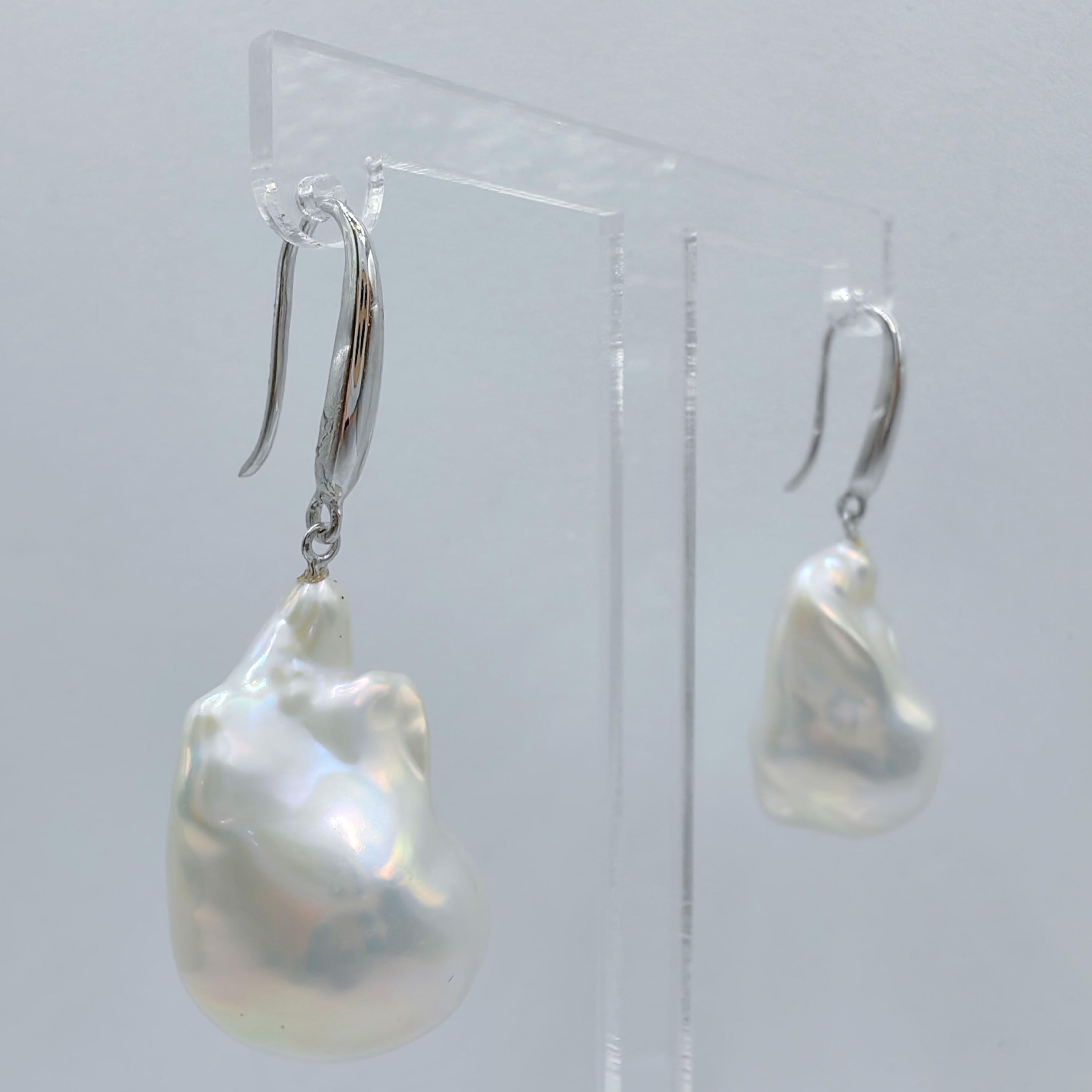 Pendientes de gota de perla barroca blanca con ganchos franceses gruesos de oro blanco de 18 quilates Sin cortar en venta