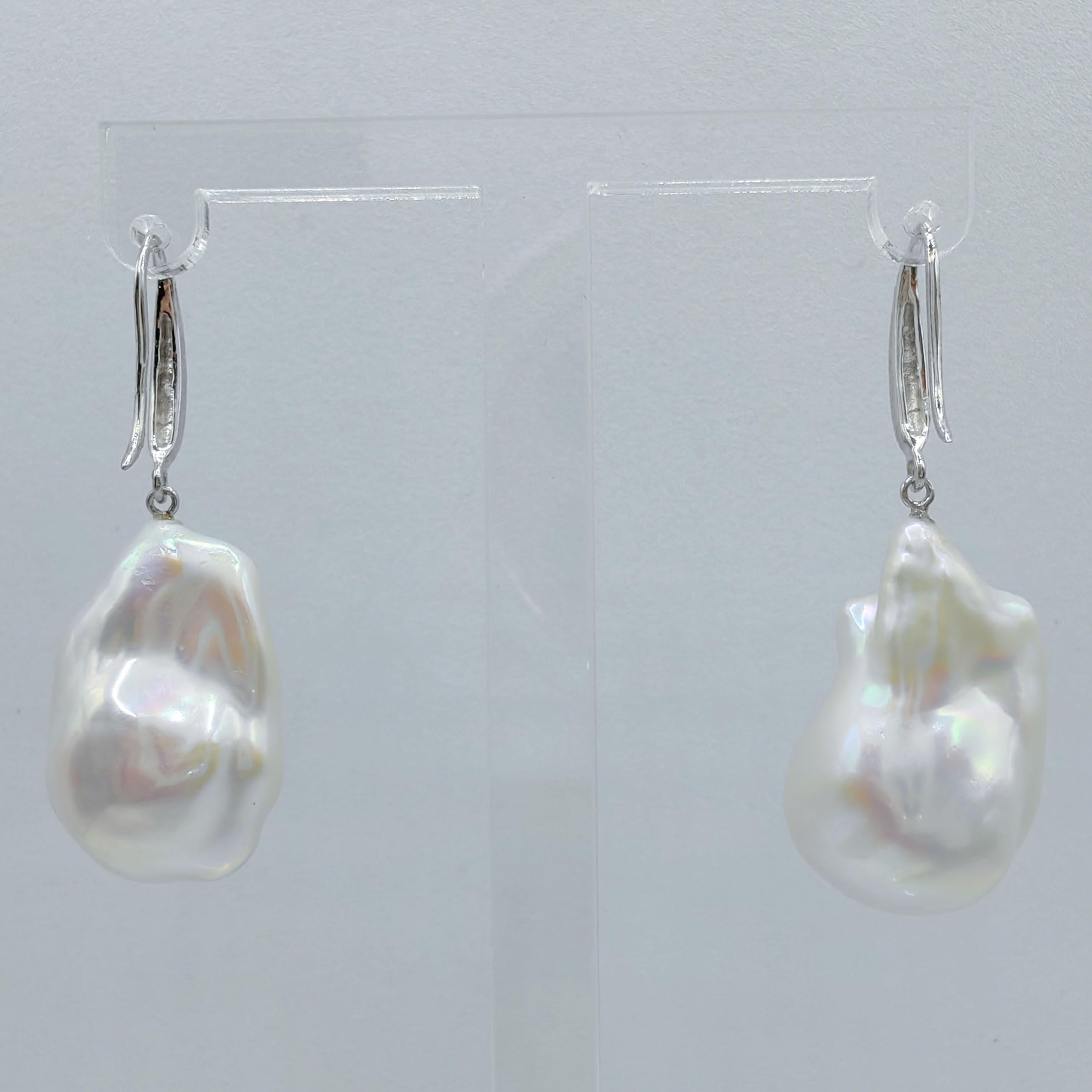 Pendientes de gota de perla barroca blanca con ganchos franceses gruesos de oro blanco de 18 quilates en Nuevo estado para la venta en Wan Chai District, HK