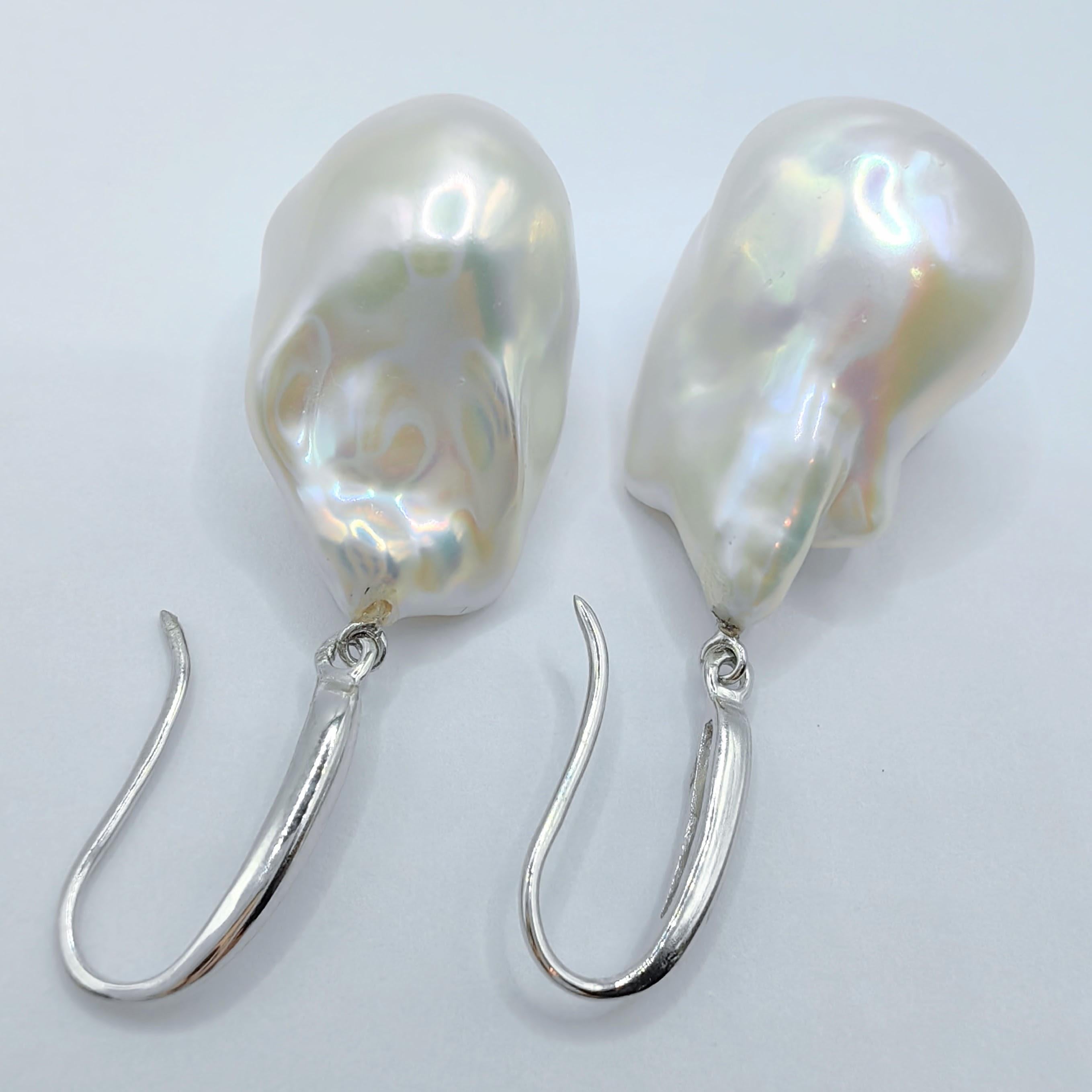 Pendientes de gota de perla barroca blanca con ganchos franceses gruesos de oro blanco de 18 quilates en venta 1