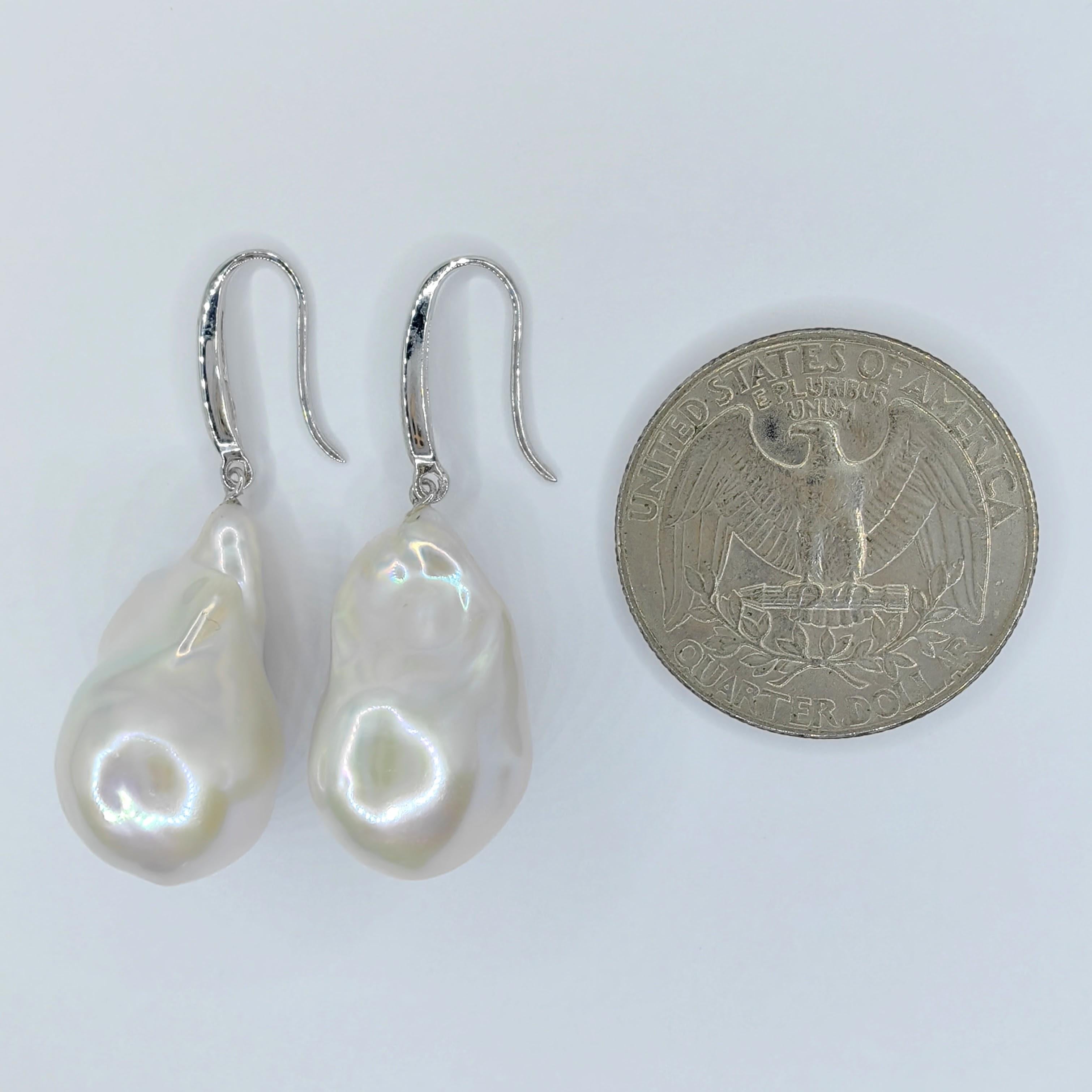 Pendientes de gota de perla barroca blanca con ganchos franceses gruesos de oro blanco de 18 quilates en venta 3