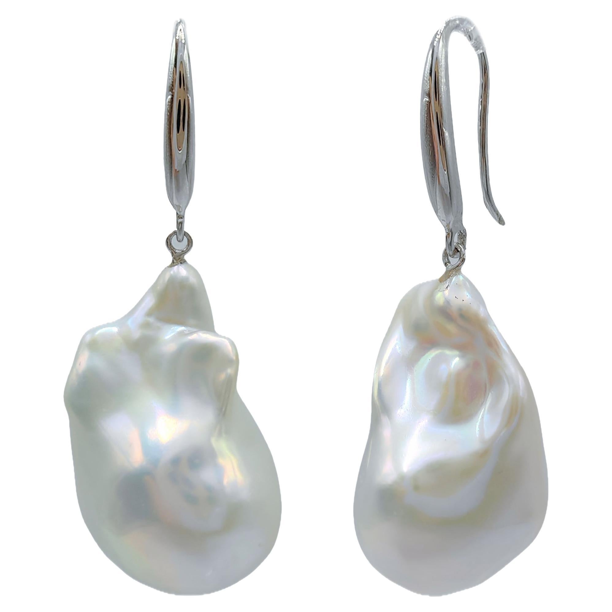 Pendientes de gota de perla barroca blanca con ganchos franceses gruesos de oro blanco de 18 quilates en venta