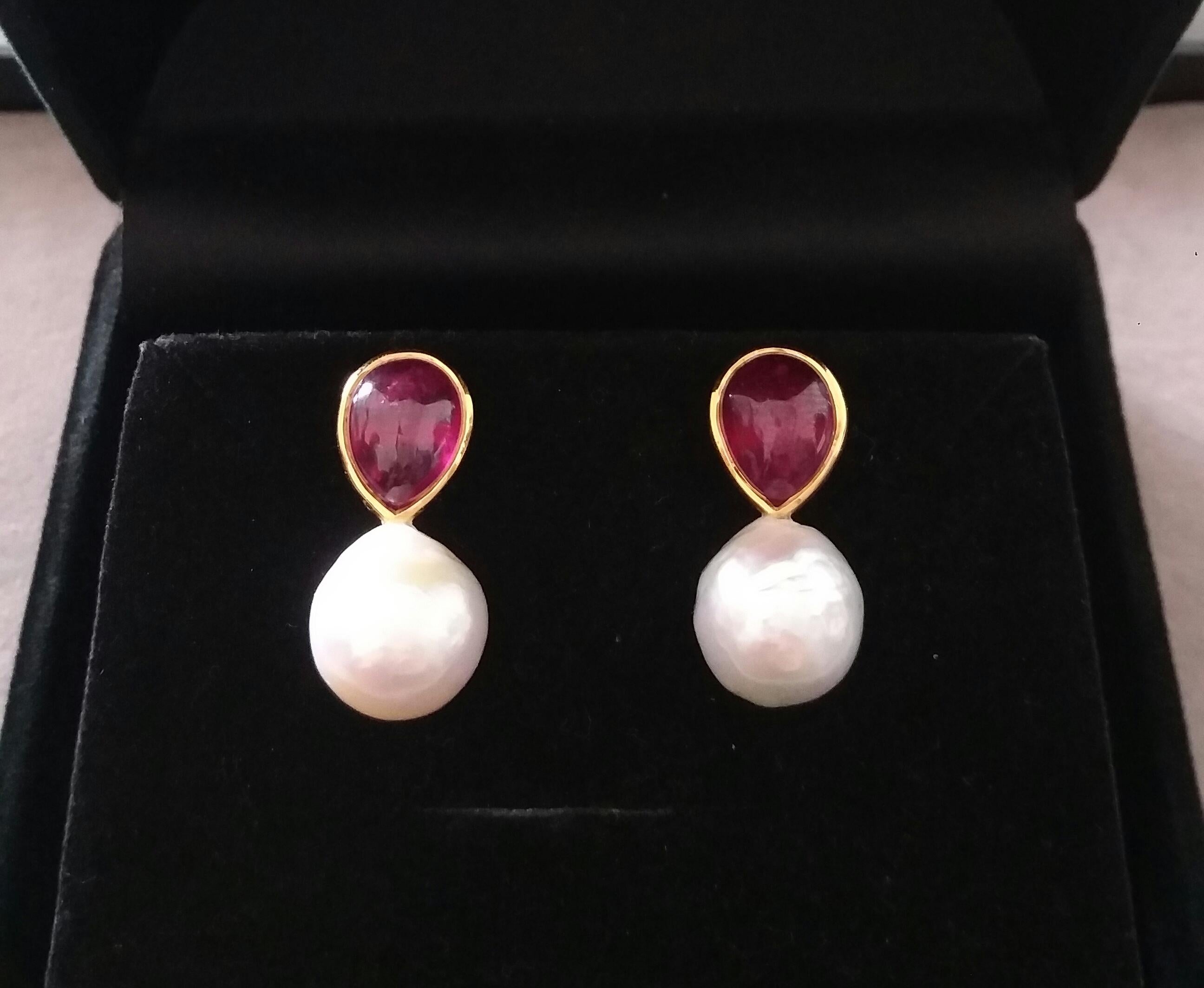 Orecchini con perle barocche bianche a forma di pera con rubino e castone in oro giallo 14 kt in vendita 5