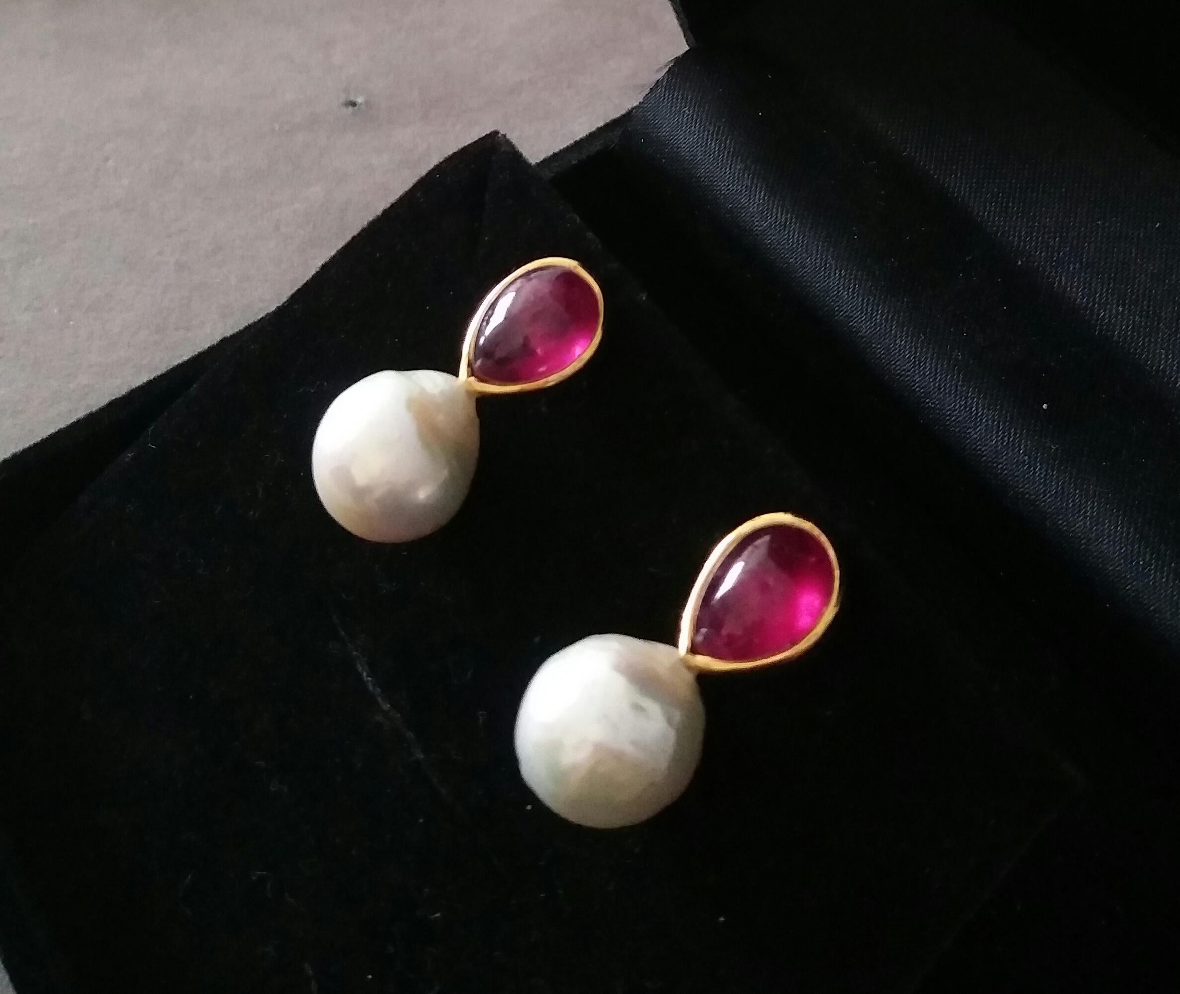 Orecchini con perle barocche bianche a forma di pera con rubino e castone in oro giallo 14 kt in vendita 6