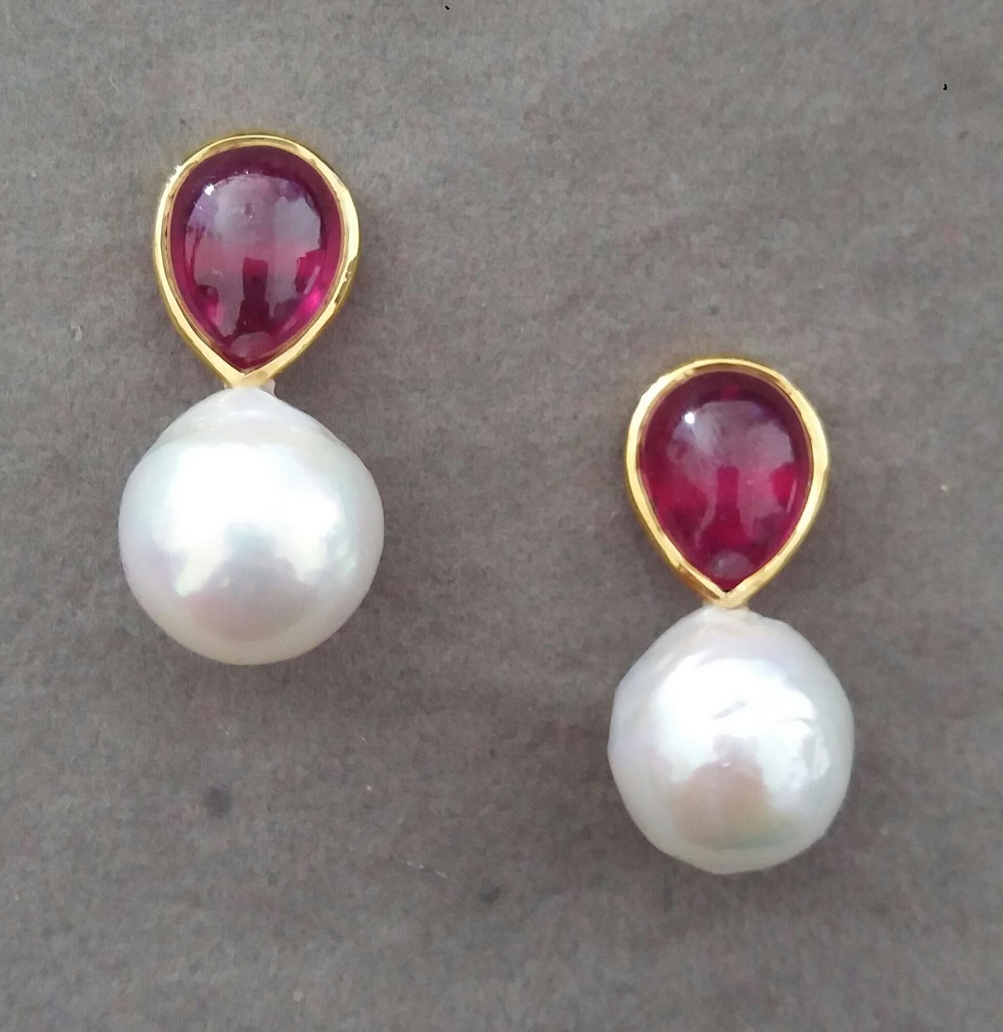Taglio a goccia Orecchini con perle barocche bianche a forma di pera con rubino e castone in oro giallo 14 kt