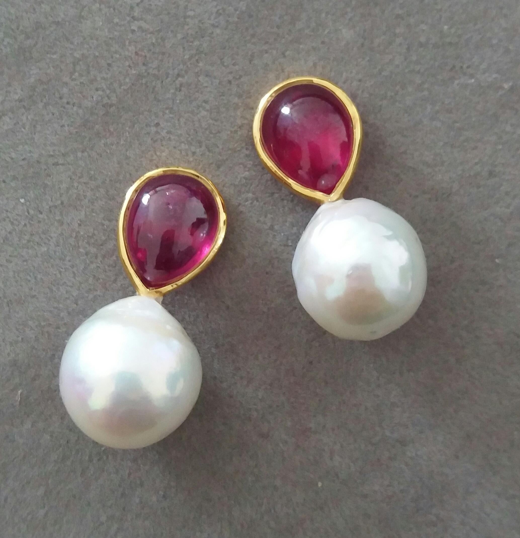 White Baroque Pearls Pear Shape Ruby Cabs 14 Kt Yellow Gold Bezel Stud Earrings In Good Condition For Sale In Bangkok, TH