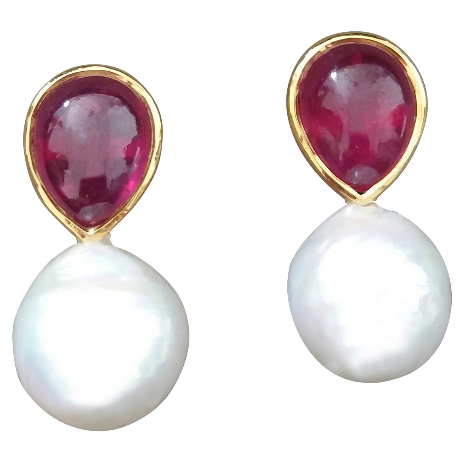 Pendientes de oro amarillo de 14 kt con bisel de perlas barrocas blancas en forma de pera y cabujones de rubí