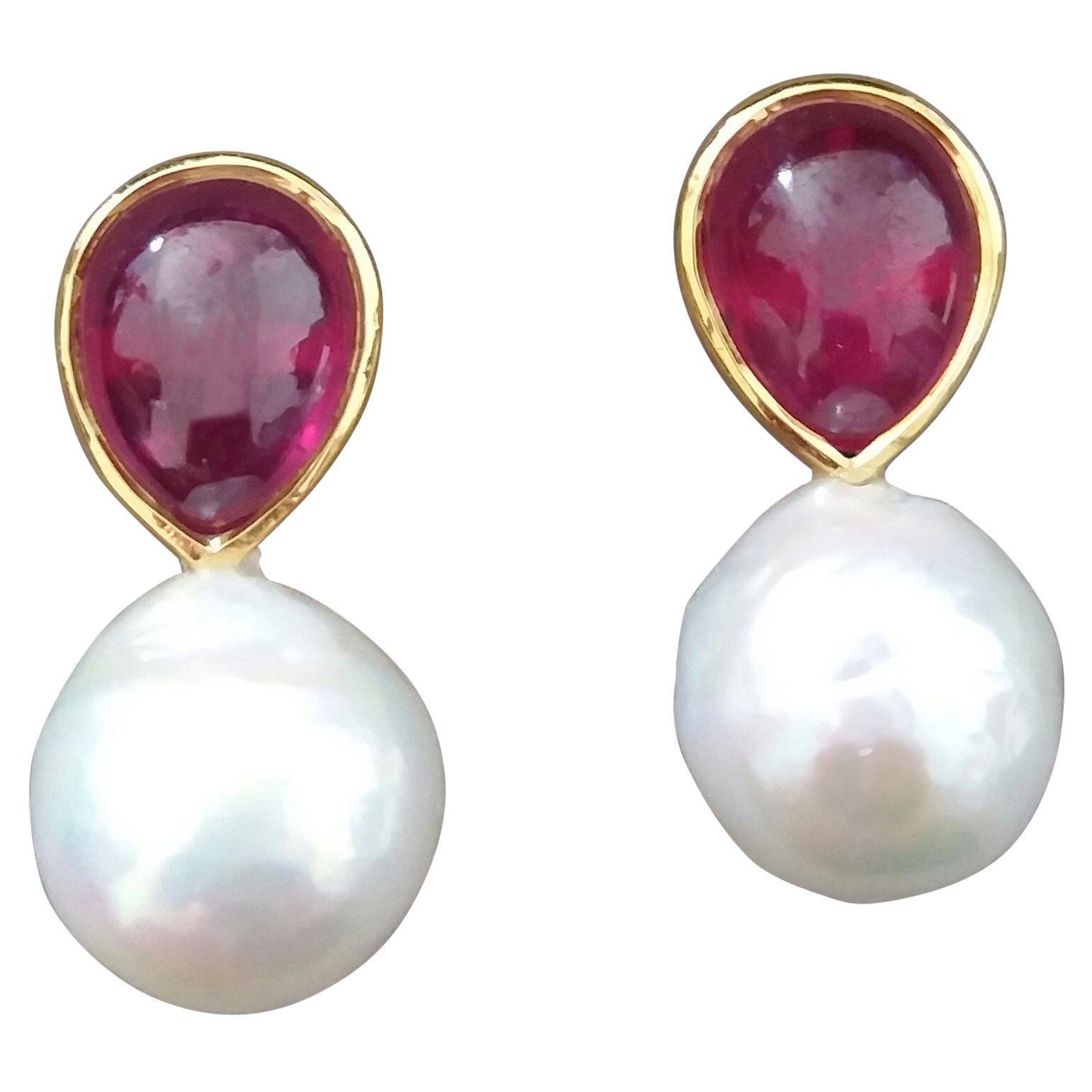 Weiße Barockperlen in Birnenform Rubin Cabs 14 Kt Gelbgold Lünette Ohrstecker im Angebot