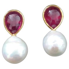 Orecchini con perle barocche bianche a forma di pera con rubino e castone in oro giallo 14 kt