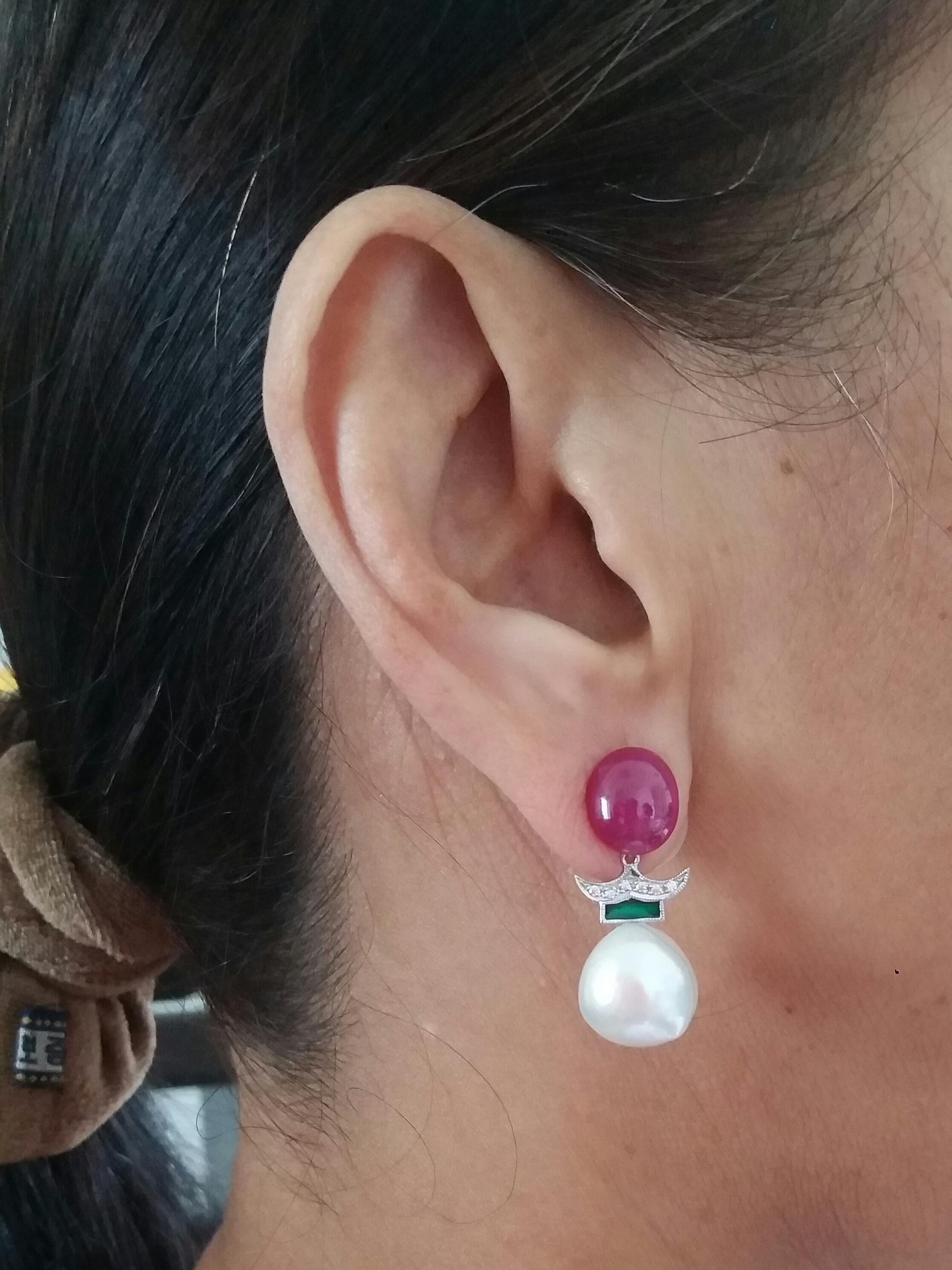 2 large ruby cabochons make up the upper part, the central part is white gold diamonds and green and red enamels, the lower part is composed of 2 white baroque pearls 12 mm in diameter
In 1978 our workshop started in Italy to make simple-chic Art