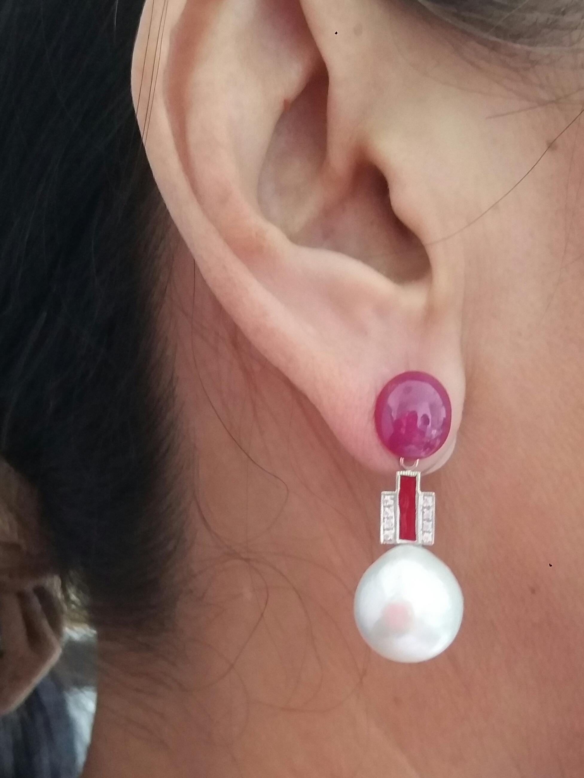 2 large ruby cabochons make up the upper part, the central part is white gold diamonds and  red enamels, the lower part is composed of 2 white baroque pearls 13 mm in diameter.
In 1978 our workshop started in Italy to make simple-chic Art Deco style