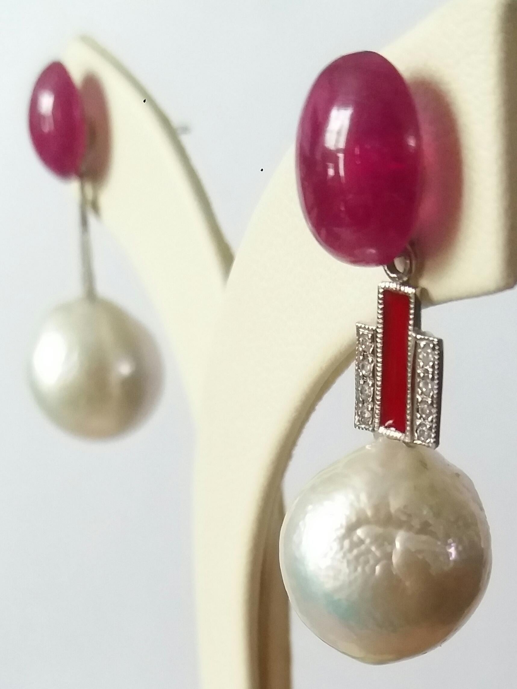 Art déco Boucles d'oreilles baroques en or blanc, perles blanches, rubis, diamants et émail rouge en vente
