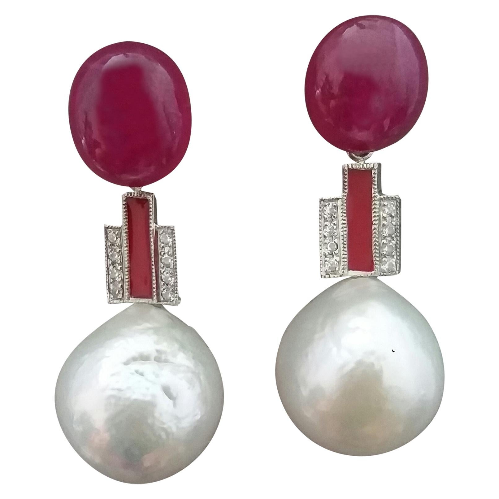 Boucles d'oreilles baroques en or blanc, perles blanches, rubis, diamants et émail rouge en vente