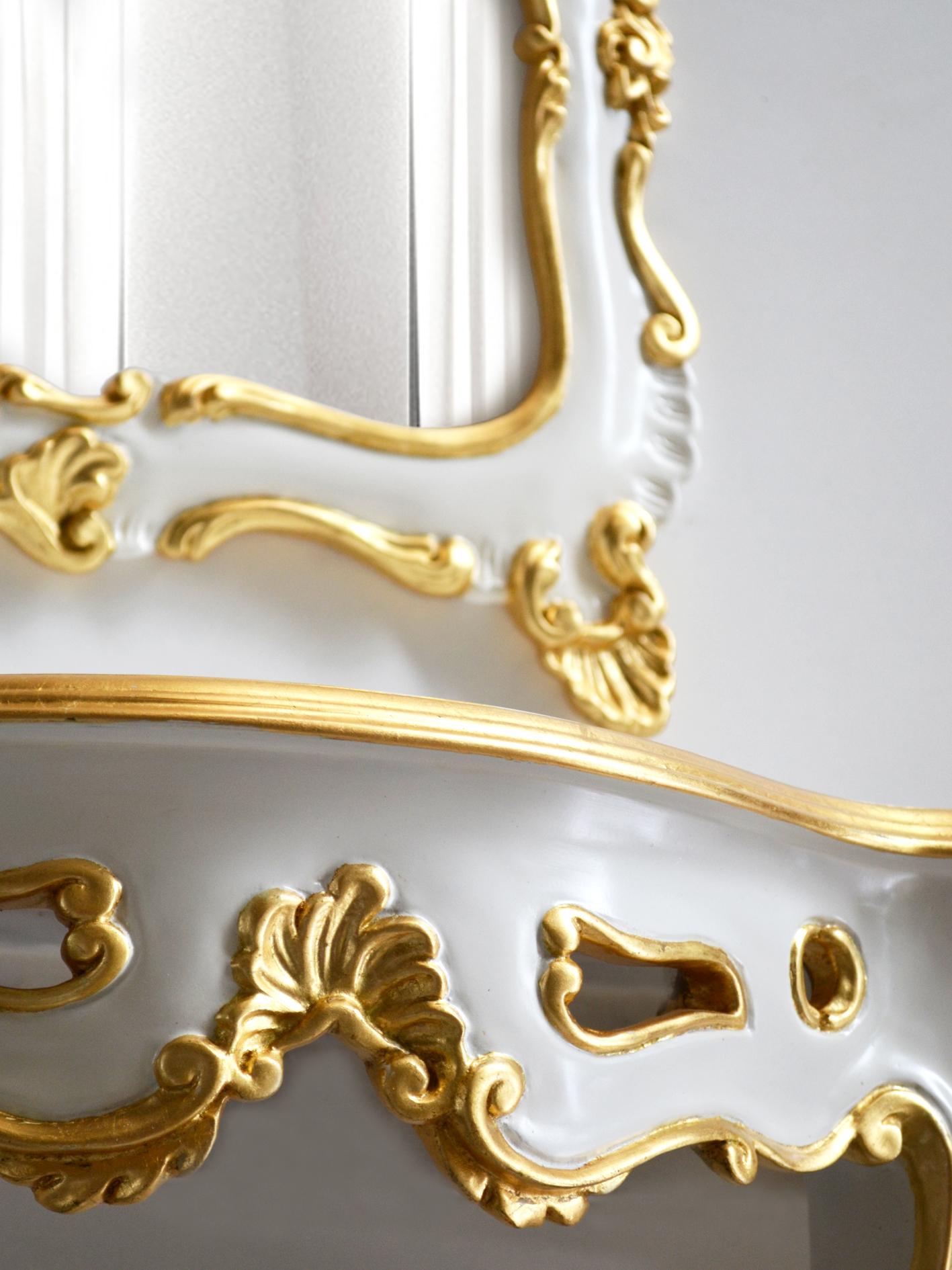 Konsole und Spiegel  Handgeschnitzt in Italien von Cupioli mit Blattgolddetails (Barock) im Angebot