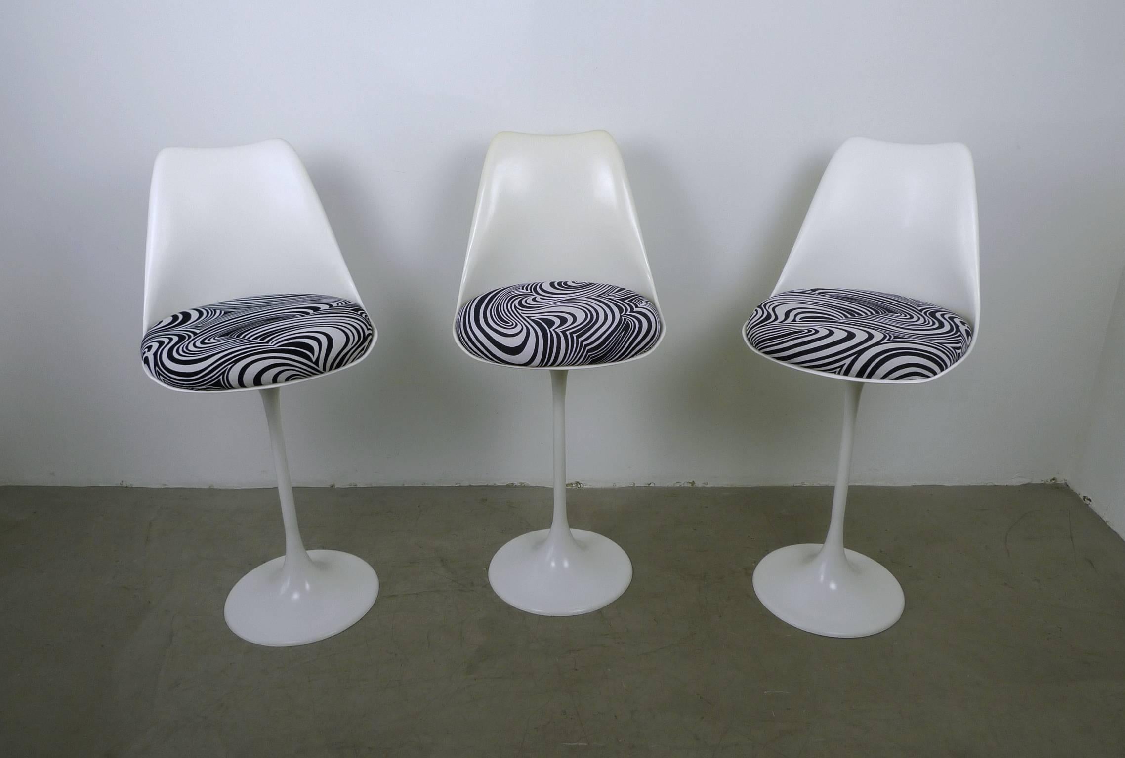 Set of three barstools from the German manufacturer Tamburin from the 1970s.
The white lacquered tulip base is made of metal and the rotatable seat is made of plastic. The seat cover shows a psychedelic black and white pattern.
The set is in good