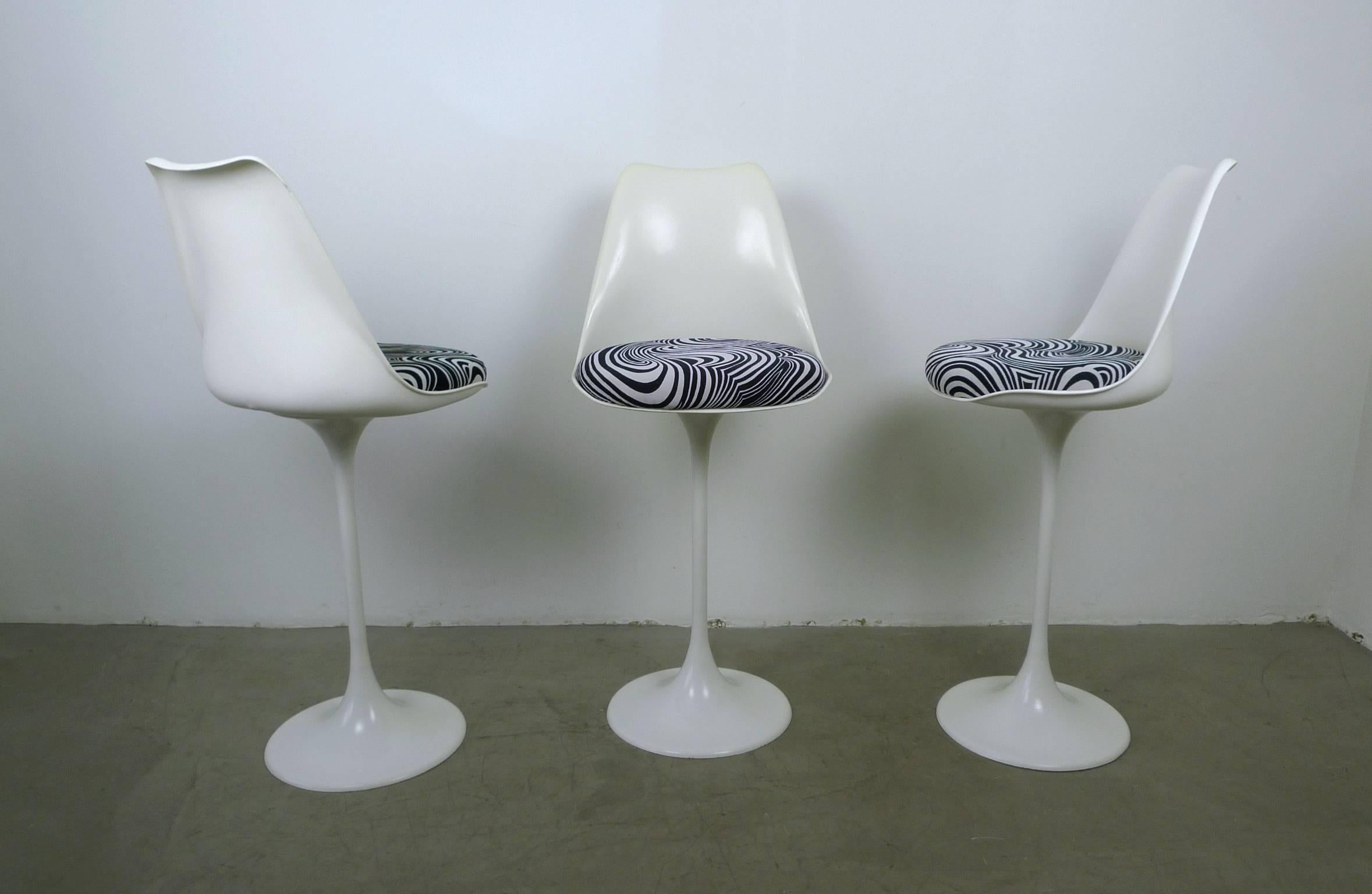 Space Age White Barstools with Tulip Base from Tamburin, Set of Three, Germany, 1970s For Sale