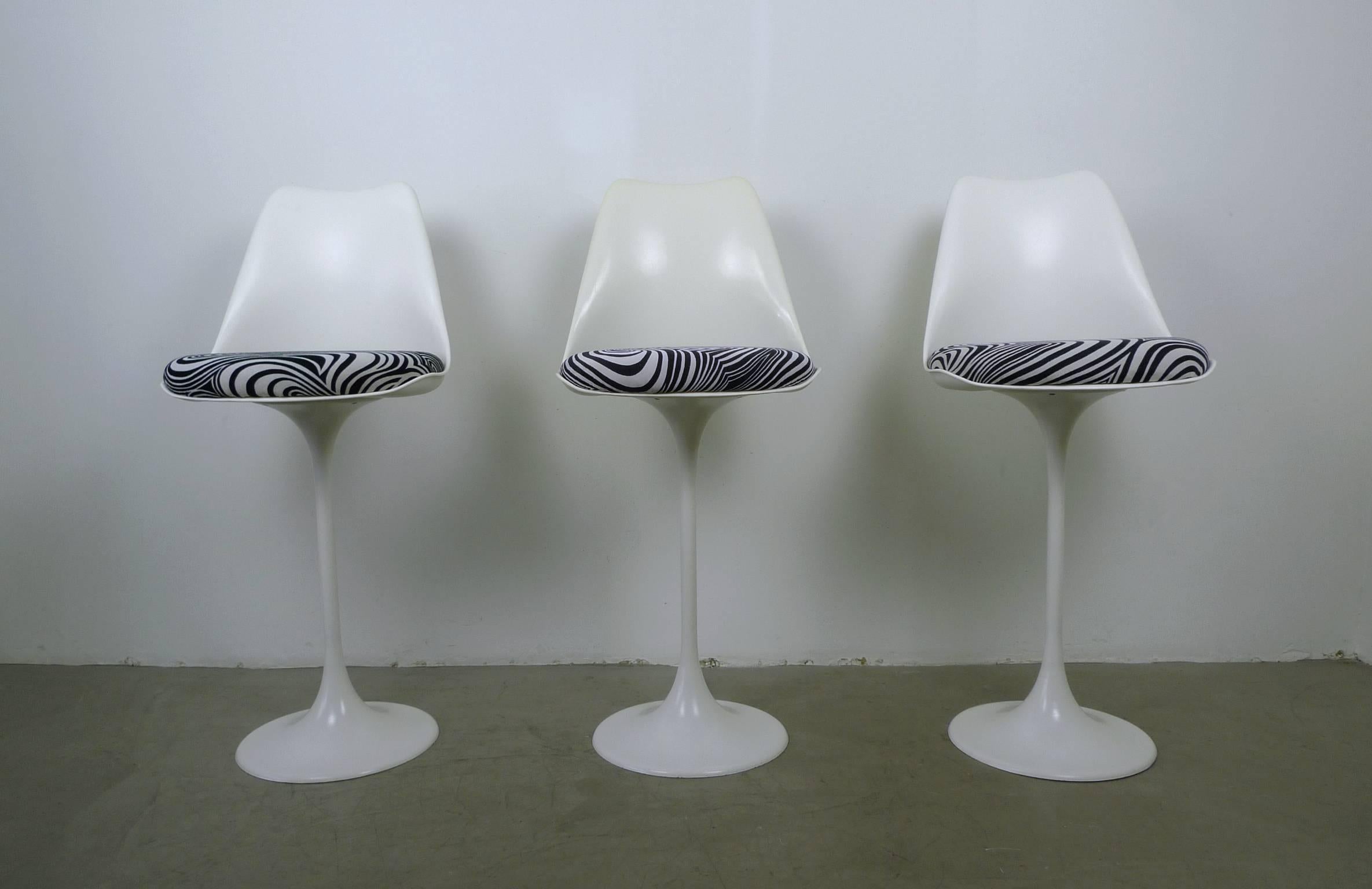 Lacquered White Barstools with Tulip Base from Tamburin, Set of Three, Germany, 1970s For Sale