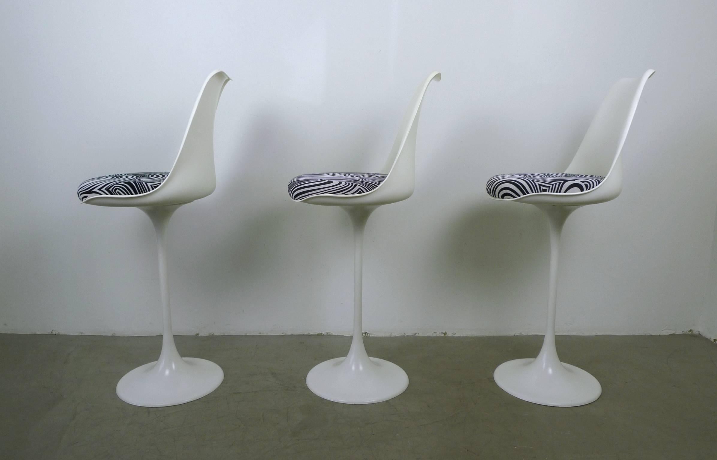 White Barstools with Tulip Base from Tamburin, Set of Three, Germany, 1970s In Good Condition For Sale In Berlin, DE