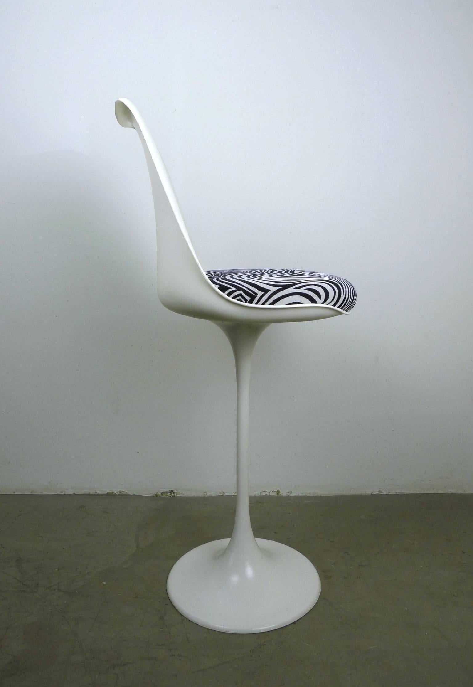 White Barstools with Tulip Base from Tamburin, Set of Three, Germany, 1970s For Sale 1