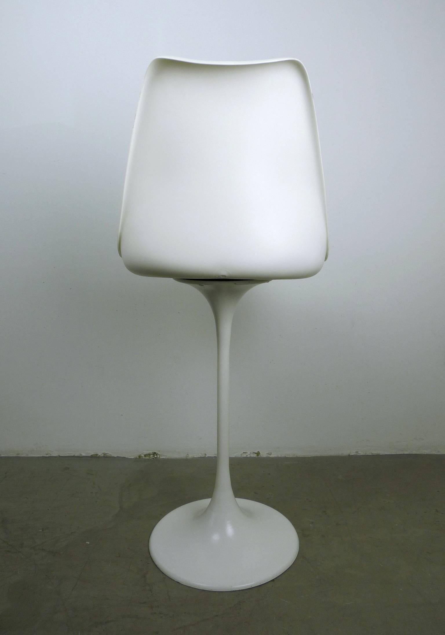 White Barstools with Tulip Base from Tamburin, Set of Three, Germany, 1970s For Sale 2