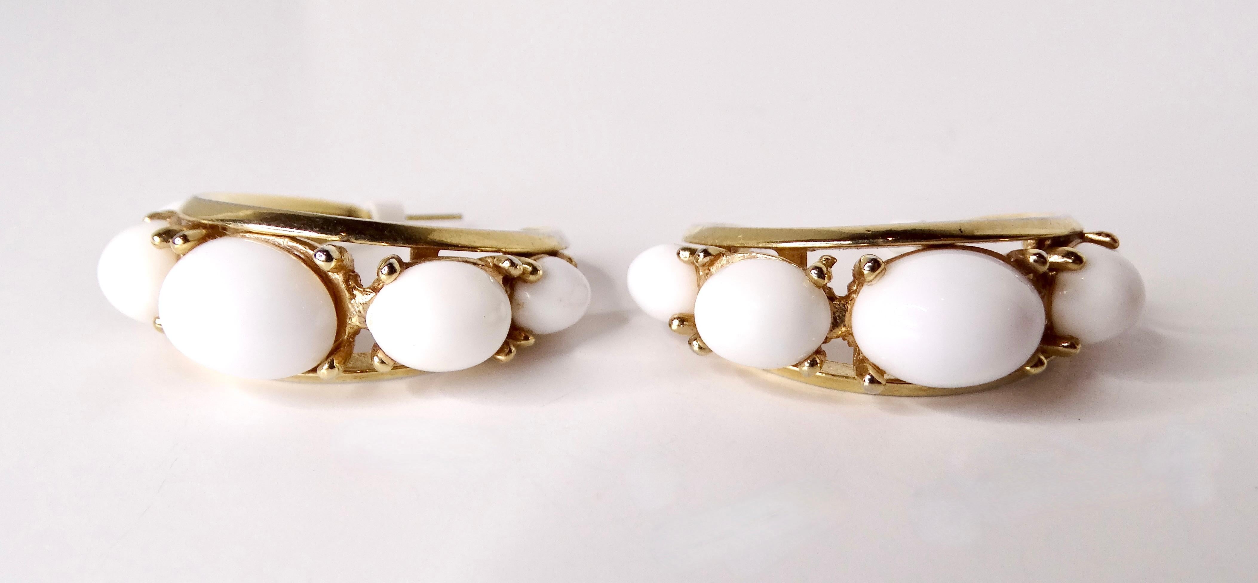 Créoles en plaqué or 14k avec perles blanches Bon état - En vente à Scottsdale, AZ