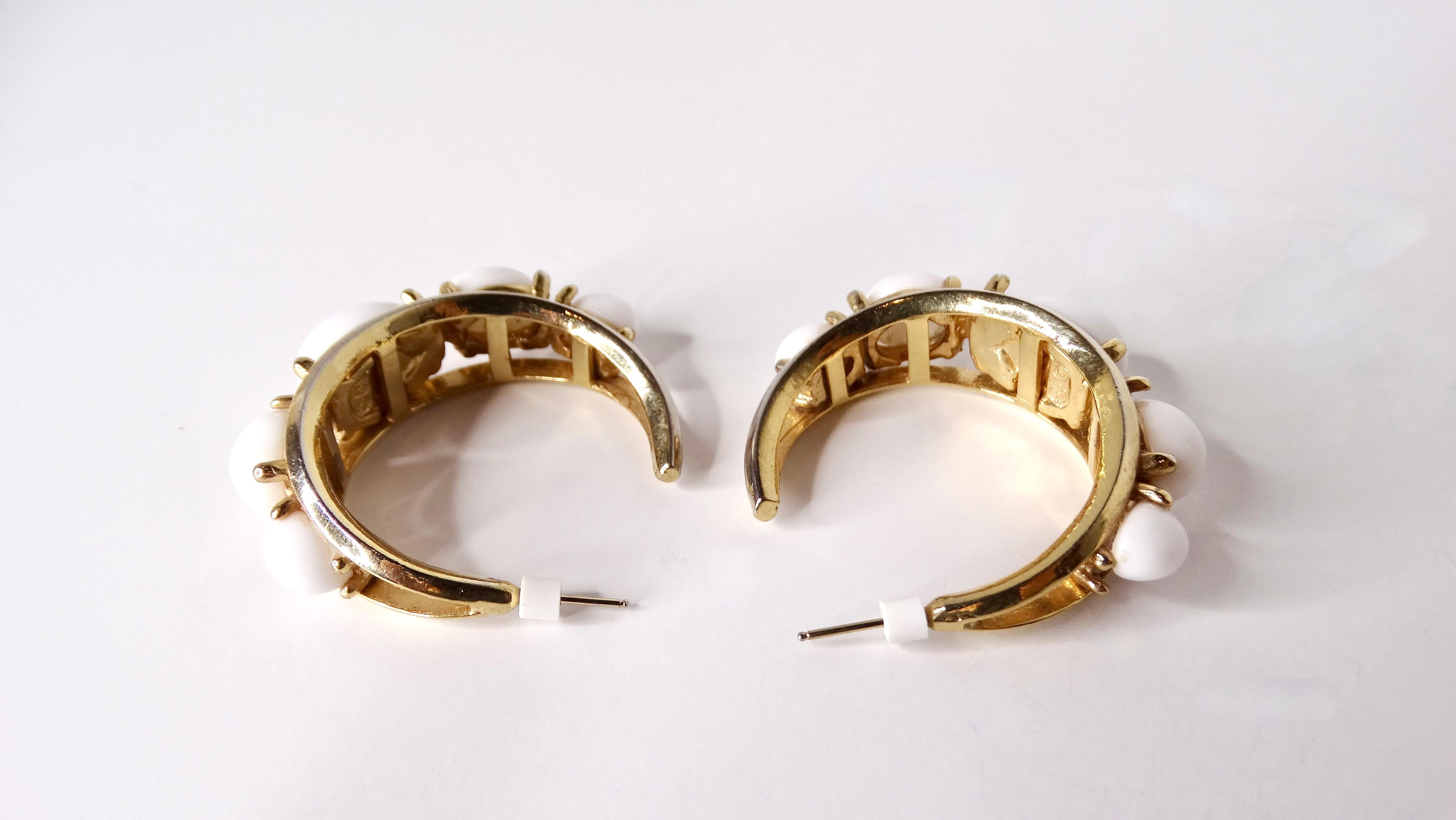 Créoles en plaqué or 14k avec perles blanches Pour femmes en vente